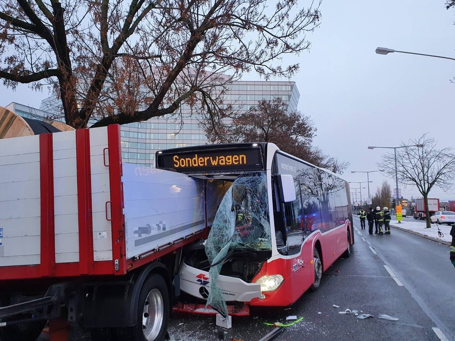 Zu einem Busunfall ist es am Freitag in Wien-Floridsdorf gekommen.