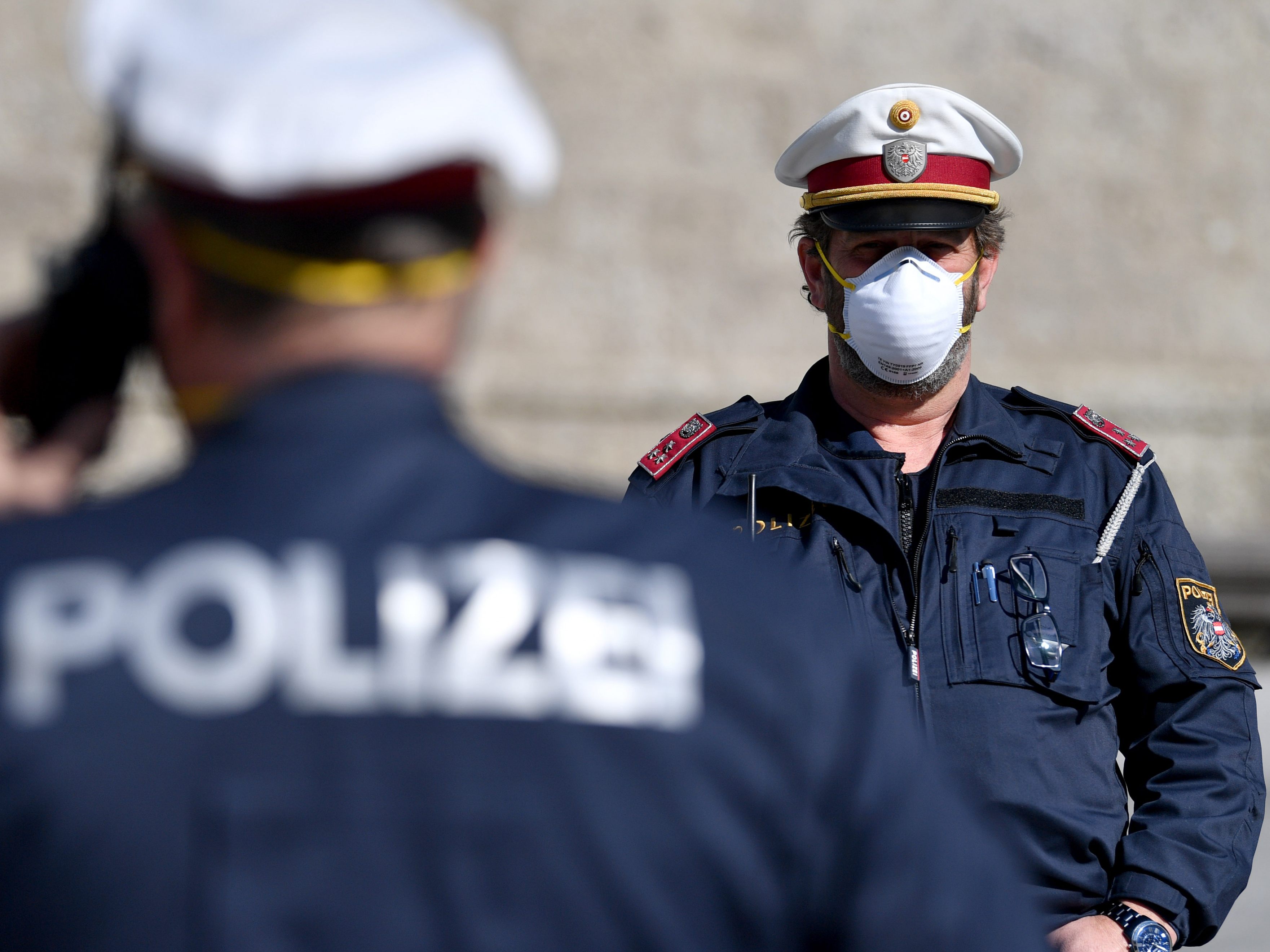 Die Polizei konnte in Wien-Simmering mehrere gefälschte Impfpässe sicher stellen. Die Polizei konnte in Wien-Simmering mehrere gefälschte Impfpässe sicher stellen.