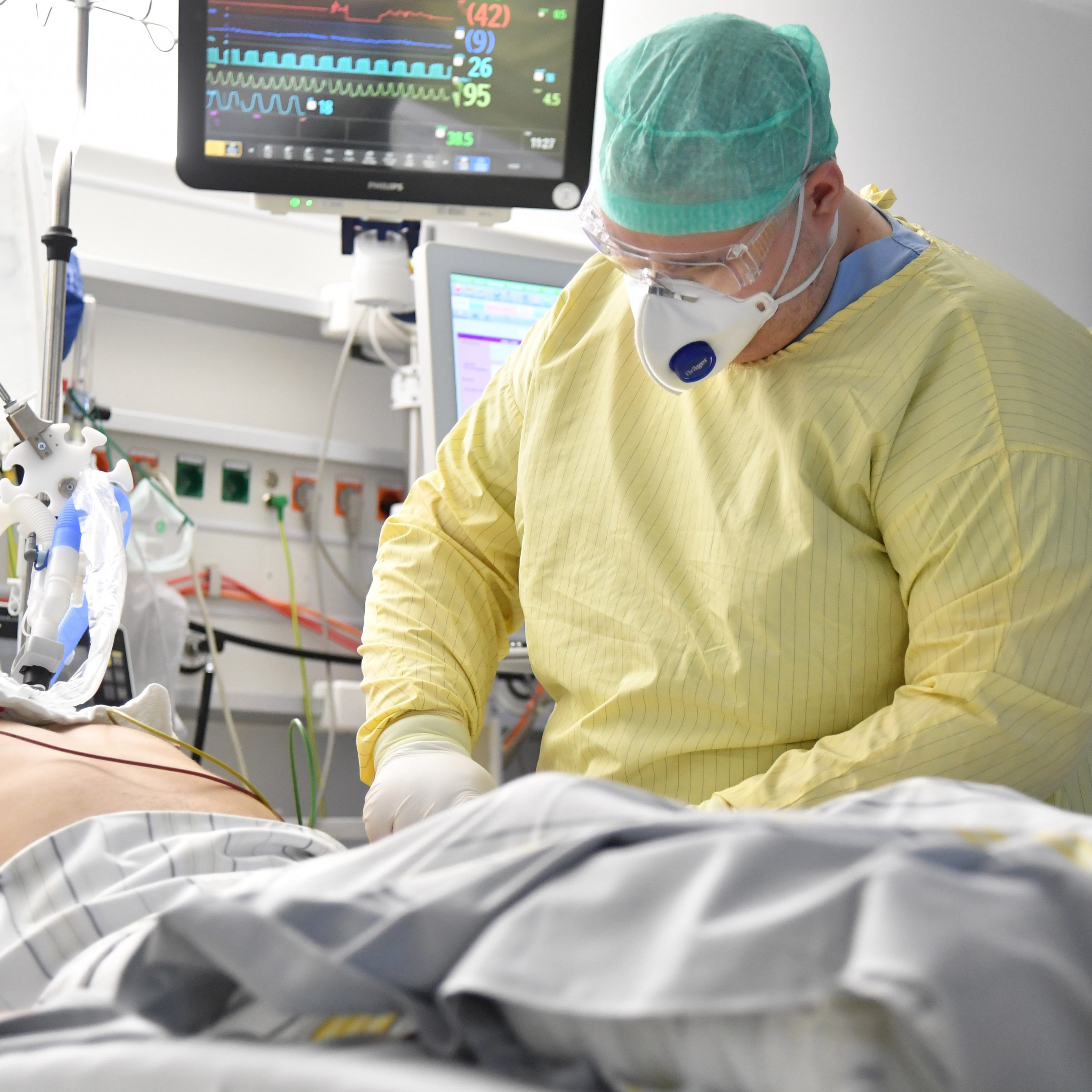 Der Mandatar habe in künstlichen Tiefschlaf versetzt werden müssen.