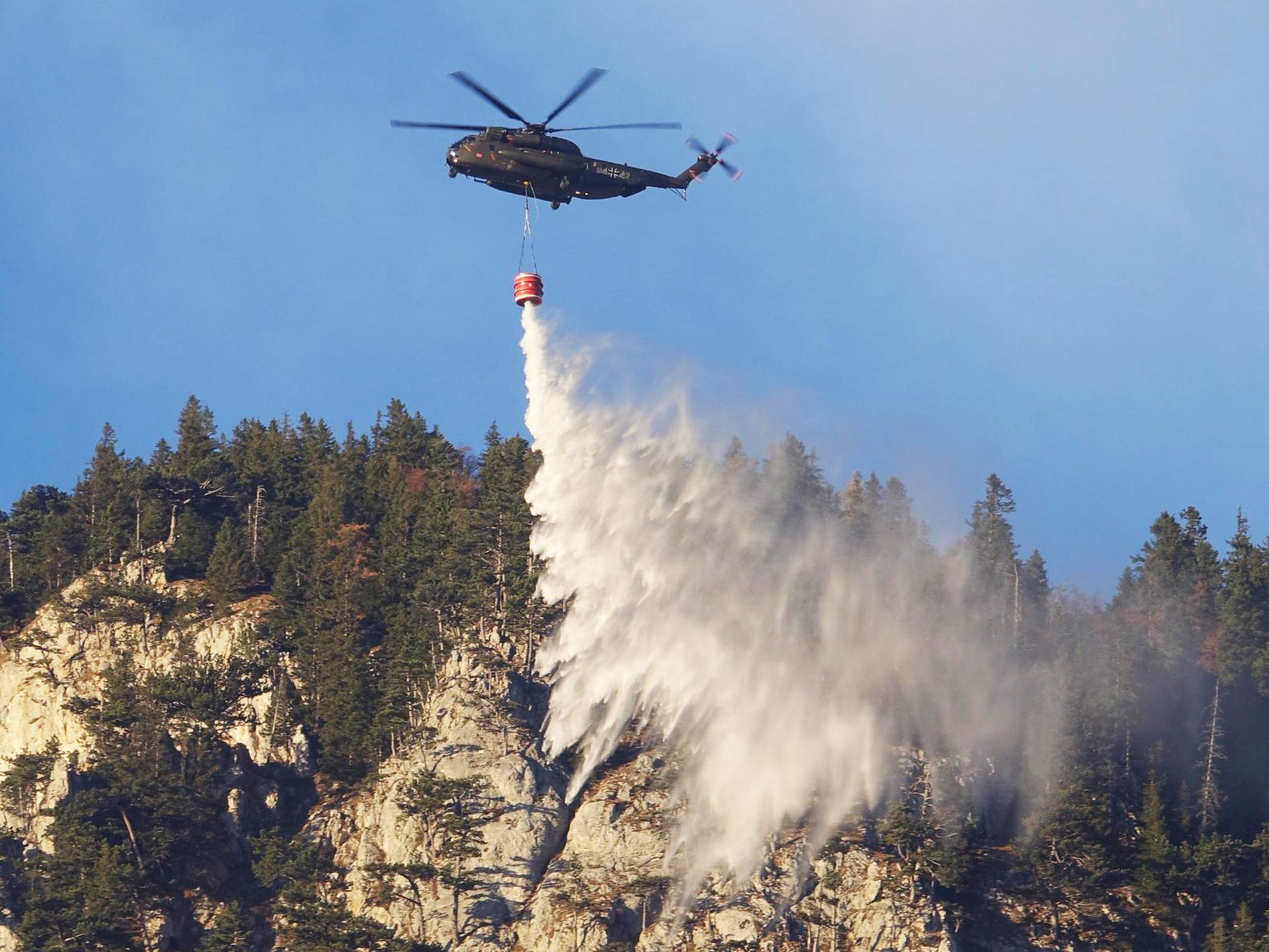 Waldbrand an der Rax: Kampf gegen Glutnester hält an.