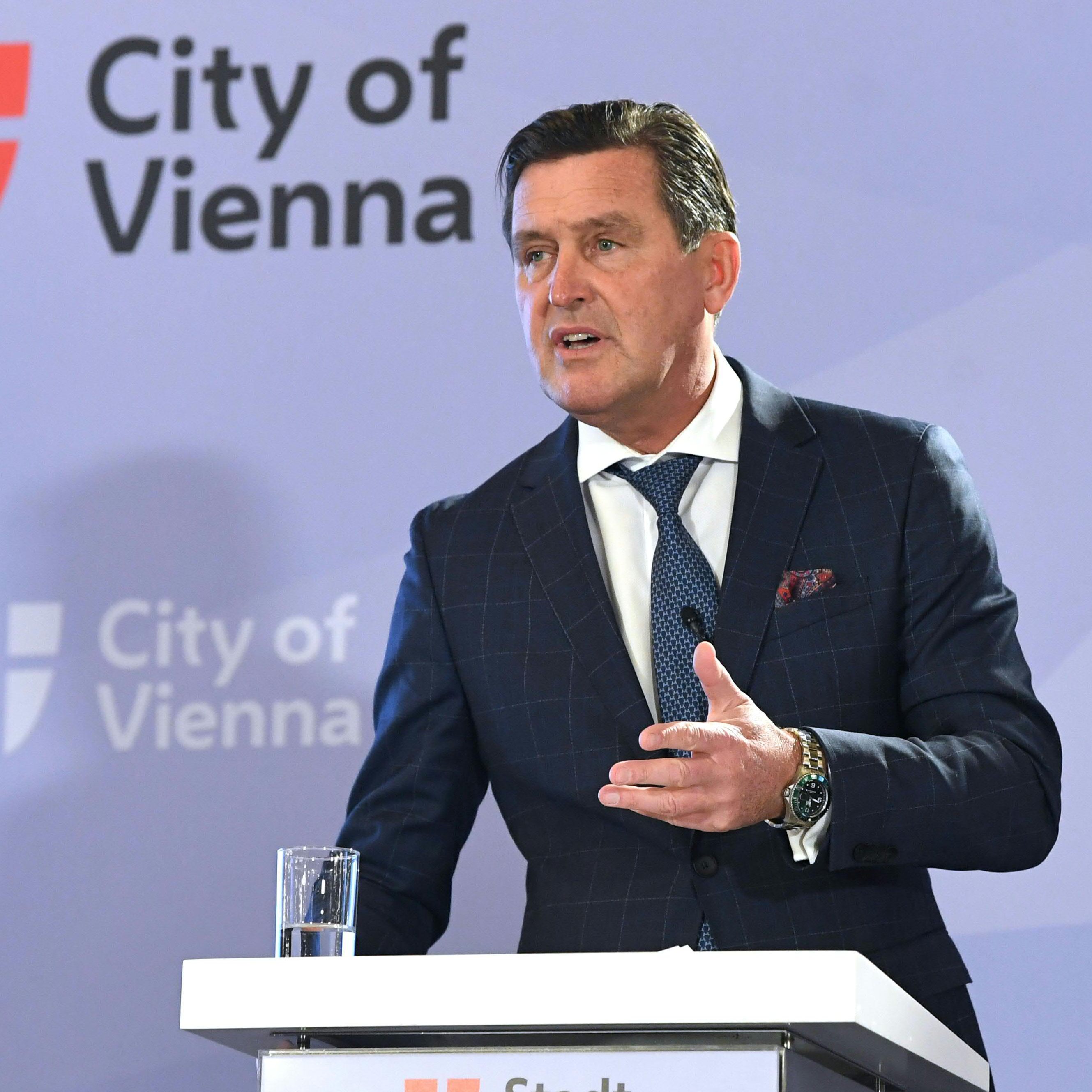 Finanzstadtrat Peter Hanke (SPÖ) lobte, beim Start der Budgetdebatte im Wiener Gemeinderat, das Corona-Management der Stadt Wien.