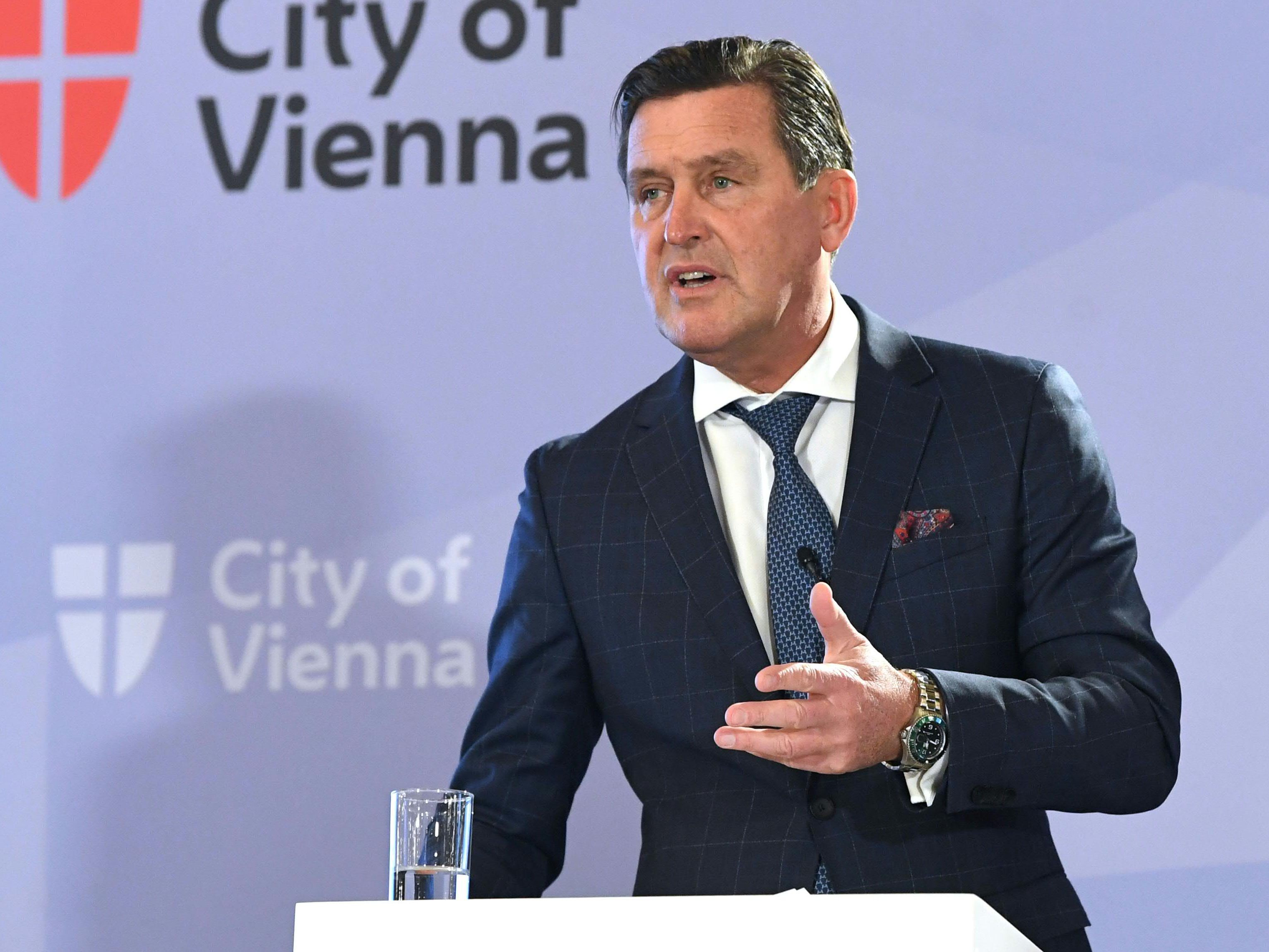 Finanzstadtrat Peter Hanke (SPÖ) lobte, beim Start der Budgetdebatte im Wiener Gemeinderat, das Corona-Management der Stadt Wien. Finanzstadtrat Peter Hanke (SPÖ) lobte, beim Start der Budgetdebatte im Wiener Gemeinderat, das Corona-Management der Stadt Wien.