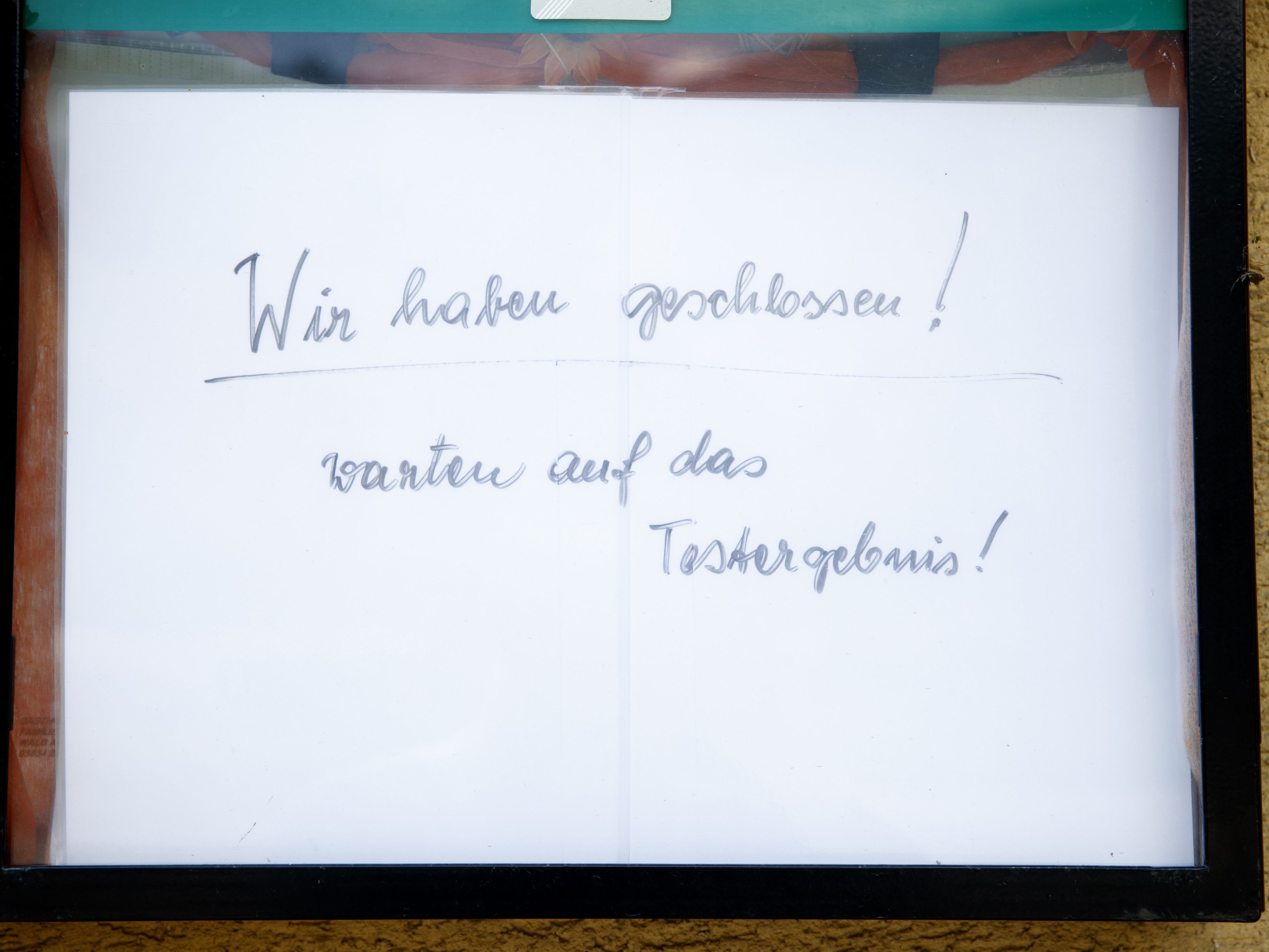 Der Corona-Cluster rund um einen Heurigen in Niederösterreich ist am Donnerstag auf 104 Fälle angewachsen. Der Corona-Cluster rund um einen Heurigen in Niederösterreich ist am Donnerstag auf 104 Fälle angewachsen.