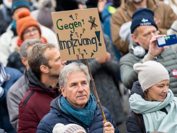Nach den Demos gegen die Corona-Maßnahmen am Samstag ermittelt die Polizei gegen fünf Personen. Nach den Demos gegen die Corona-Maßnahmen am Samstag ermittelt die Polizei gegen fünf Personen.