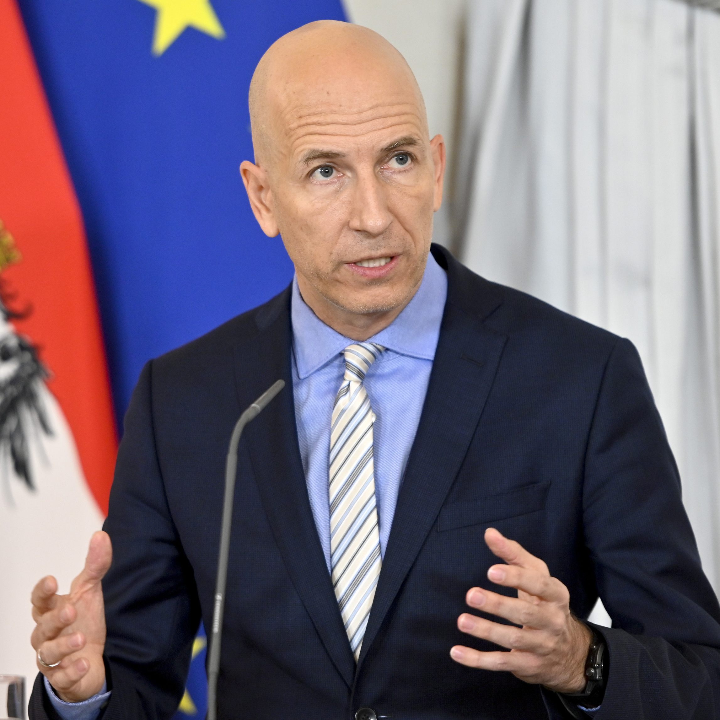 Bei einer Pressekonferenz am Freitag mit Arbeitsminister Martin Kocher (ÖVP) informiert die Regierung über Neuigkeiten bei der Corona-Kurzarbeit.