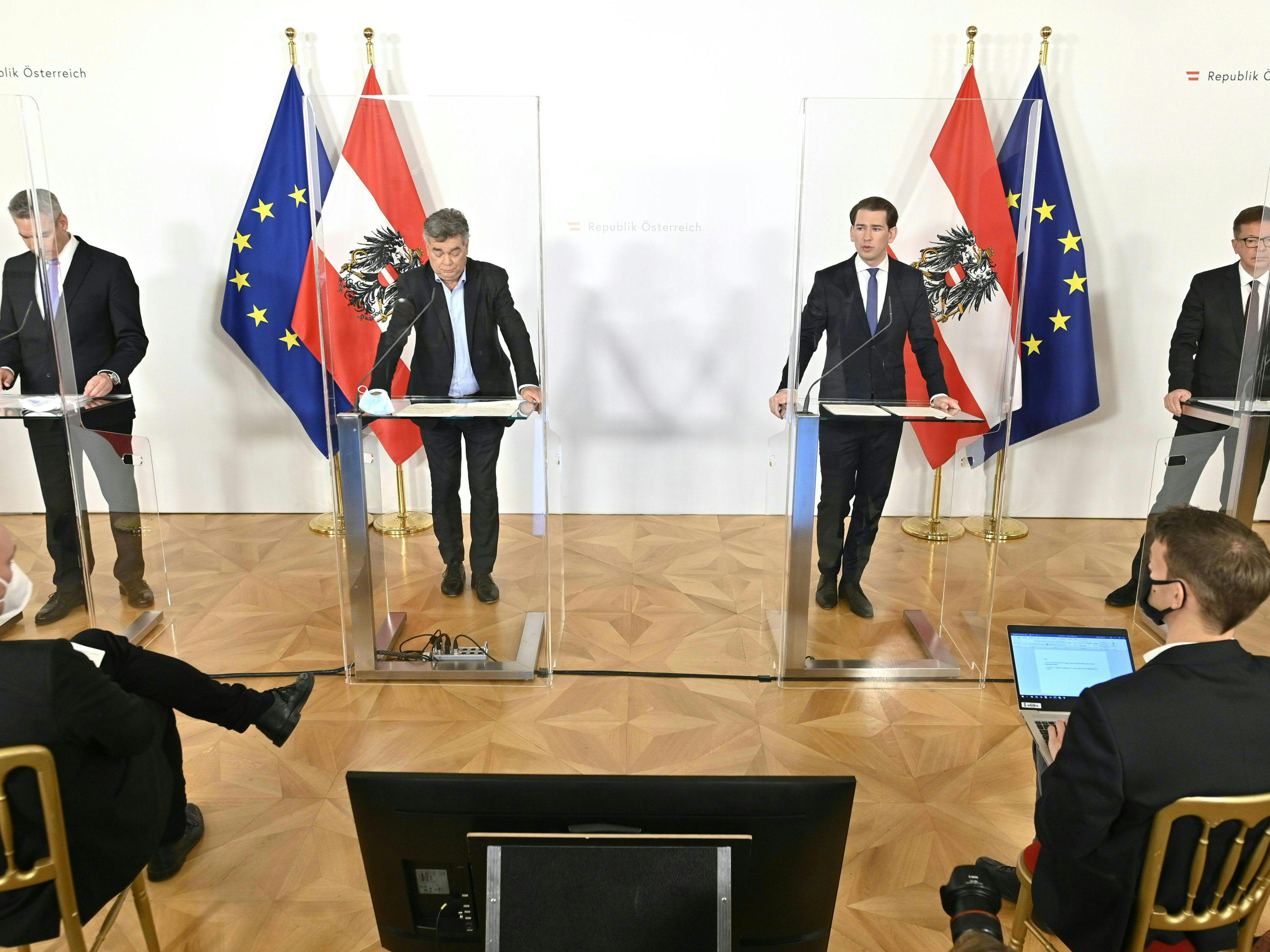 Innenminister Karl Nehammer (ÖVP), Vizekanzler Werner Kogler (Grüne), Ex-Kanzler Sebastian Kurz (ÖVP) und Ex-Gesundheitsminister Rudolf Anschober (Grüne) verkünden bei einer Pressekonferenz neue Corona-Regeln: Ein bekanntes Bild in den ersten Lockdowns. Viele Versprechen von damals waren jedoch falsch. Innenminister Karl Nehammer (ÖVP), Vizekanzler Werner Kogler (Grüne), Ex-Kanzler Sebastian Kurz (ÖVP) und Ex-Gesundheitsminister Rudolf Anschober (Grüne) verkünden bei einer Pressekonferenz neue Corona-Regeln: Ein bekanntes Bild in den ersten Lockdowns. Viele Versprechen von damals waren jedoch falsch.