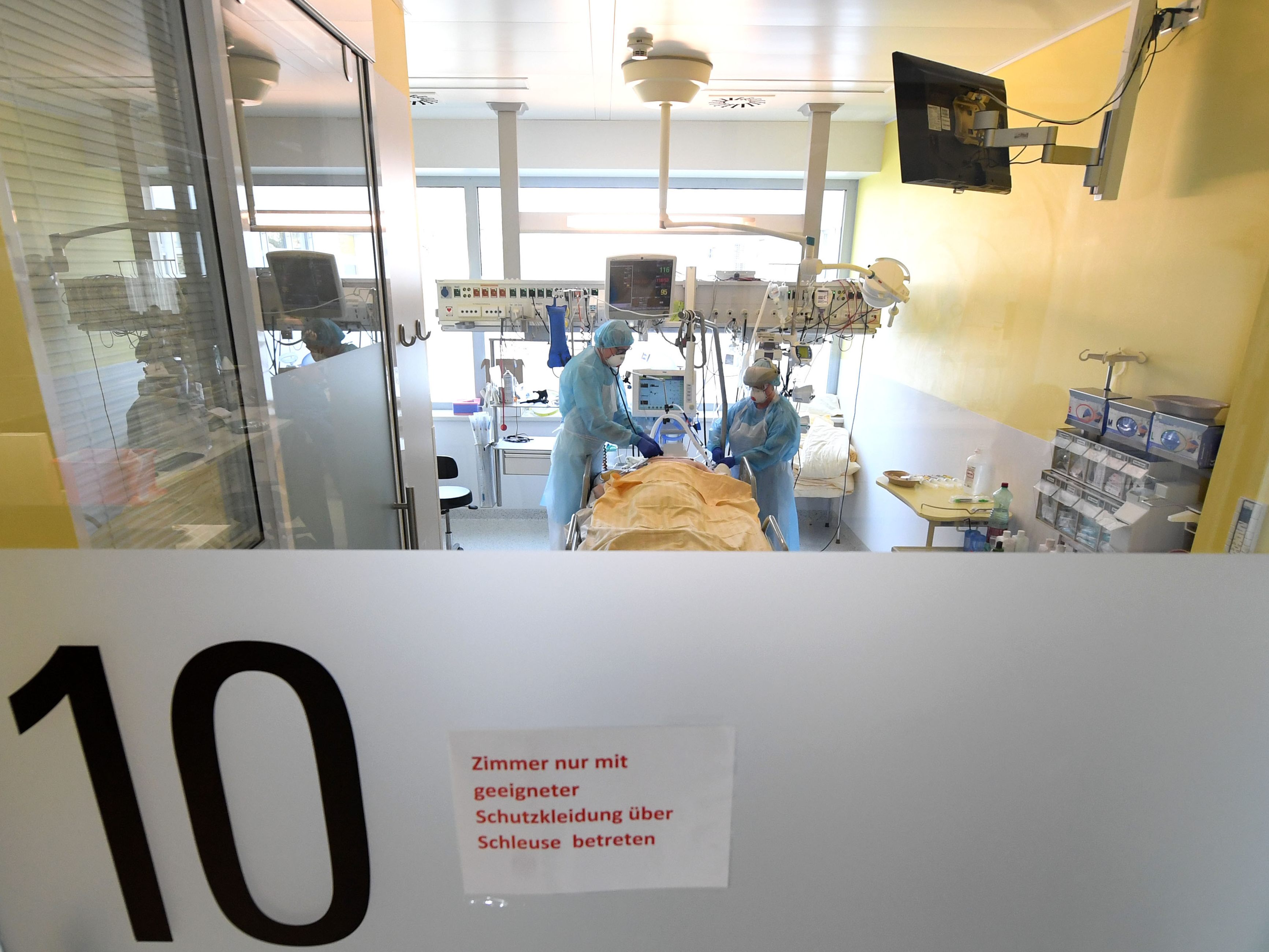Einige Krankenhäuser im Burgenland beginnen bereits Operationen zu verschieben, um Platz für Corona-Patienten auf Intensivstationen zu machen.