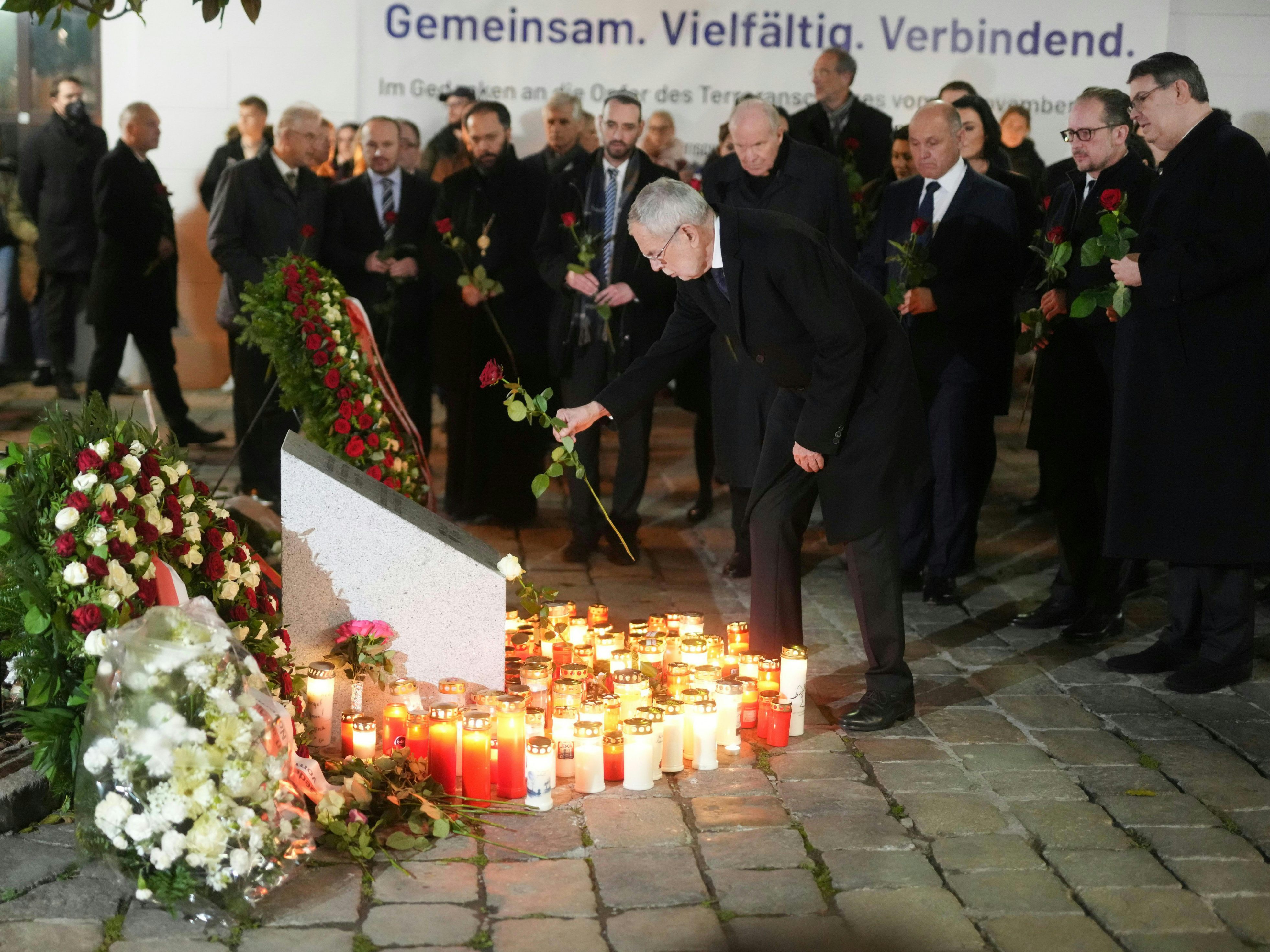 Die Staatsspitze gedachte der Opfer des Terroranschlags in Wien. Die Staatsspitze gedachte der Opfer des Terroranschlags in Wien.