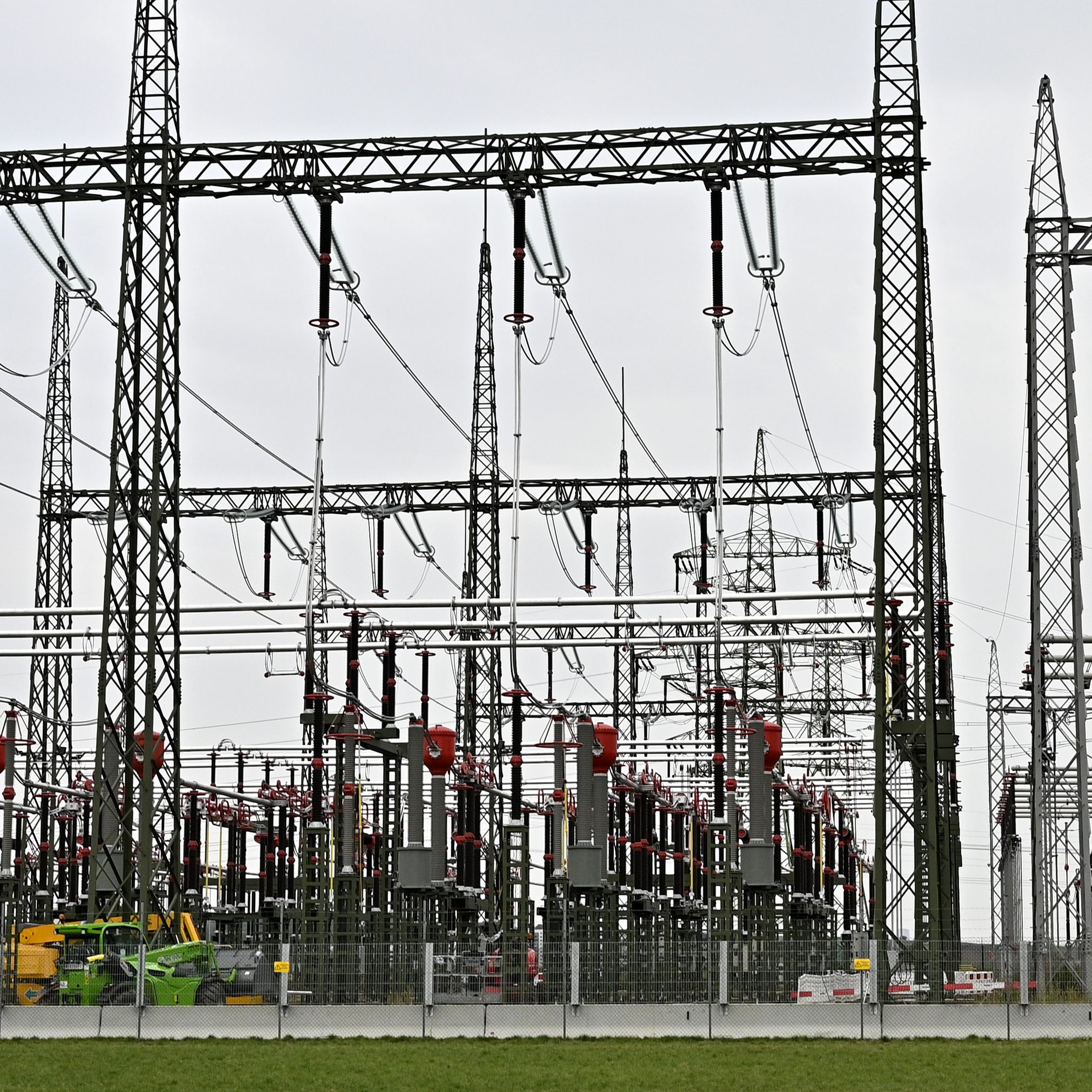 Der VKI klagt zwei Energieanbieter, da diese Preisgarantien nicht eingehalten hätten.