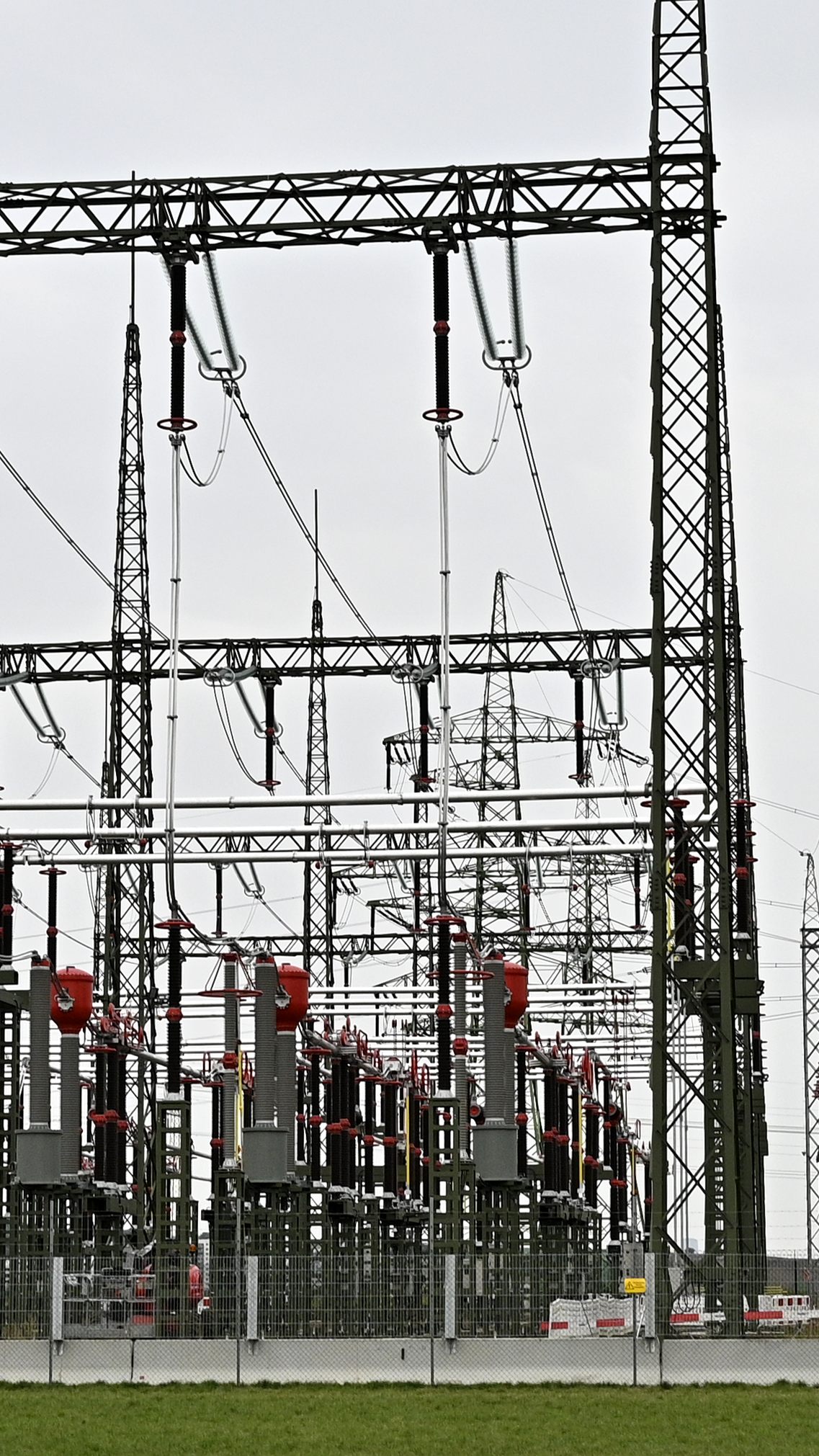 Der VKI klagt zwei Energieanbieter, da diese Preisgarantien nicht eingehalten hätten.