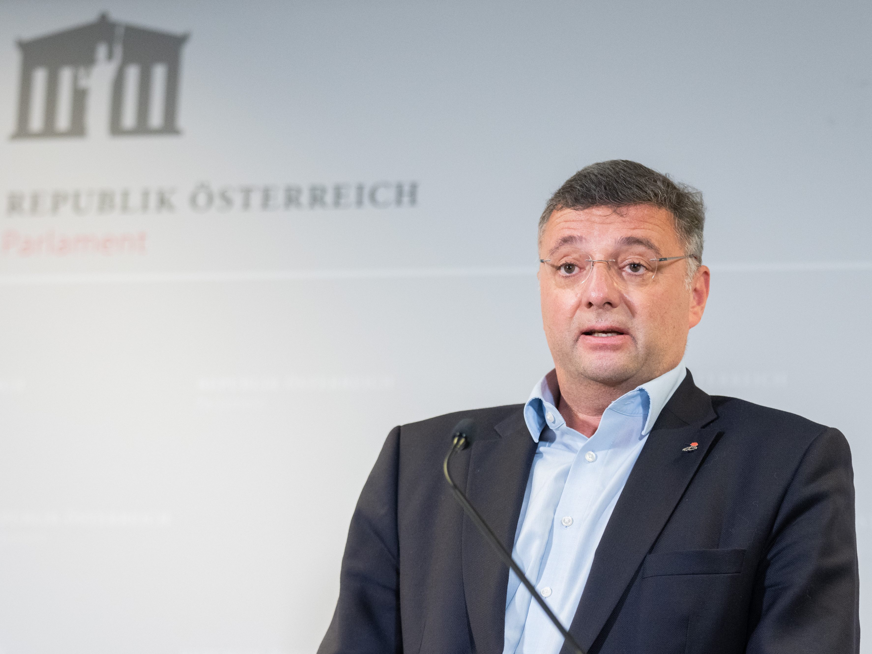 Jörg Leichtfried (SPÖ) betrachtet die Härtefallfonds-Hilfen als "essenziell" für bestimmte Unternehmen. Jörg Leichtfried (SPÖ) betrachtet die Härtefallfonds-Hilfen als "essenziell" für bestimmte Unternehmen.