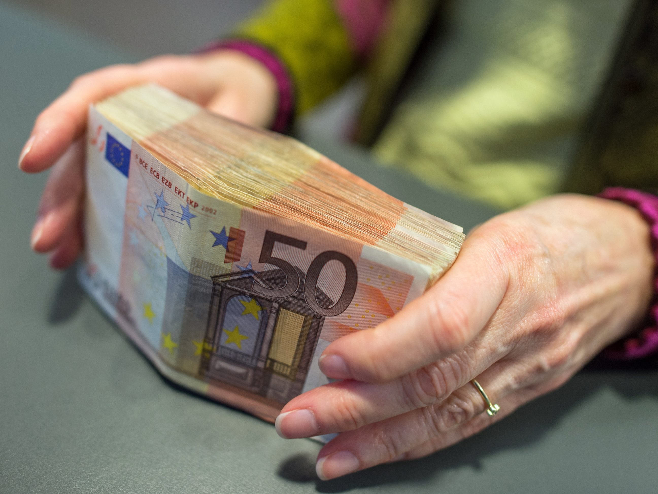 Betrüger brachten Pensionisten in Wien um hohe Bargeldbeträge und Schmuck.