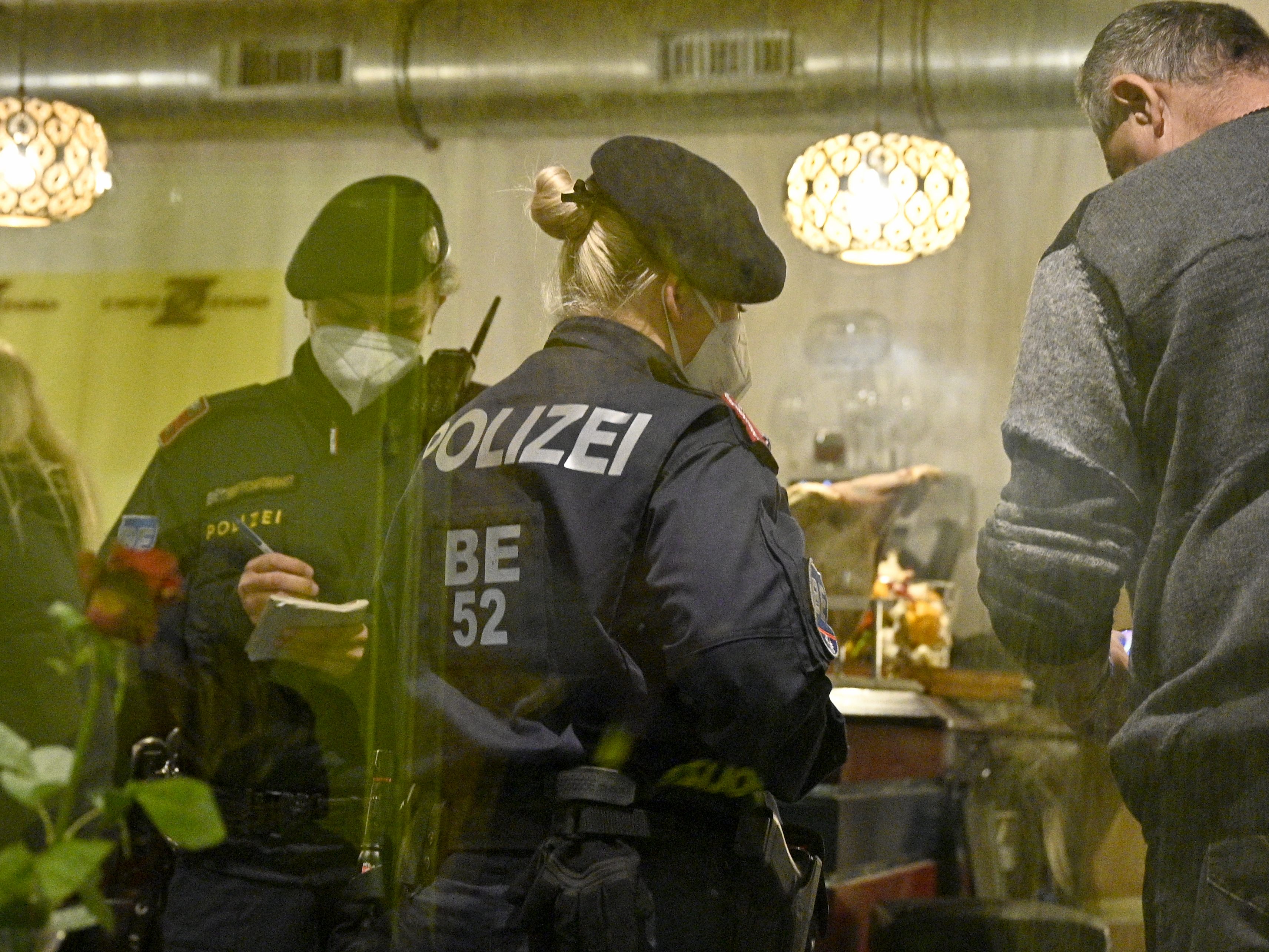 Am ersten Tag des Teil-Lockdowns wurden 15.000 Menschen kontrolliert. Am ersten Tag des Teil-Lockdowns wurden 15.000 Menschen kontrolliert.