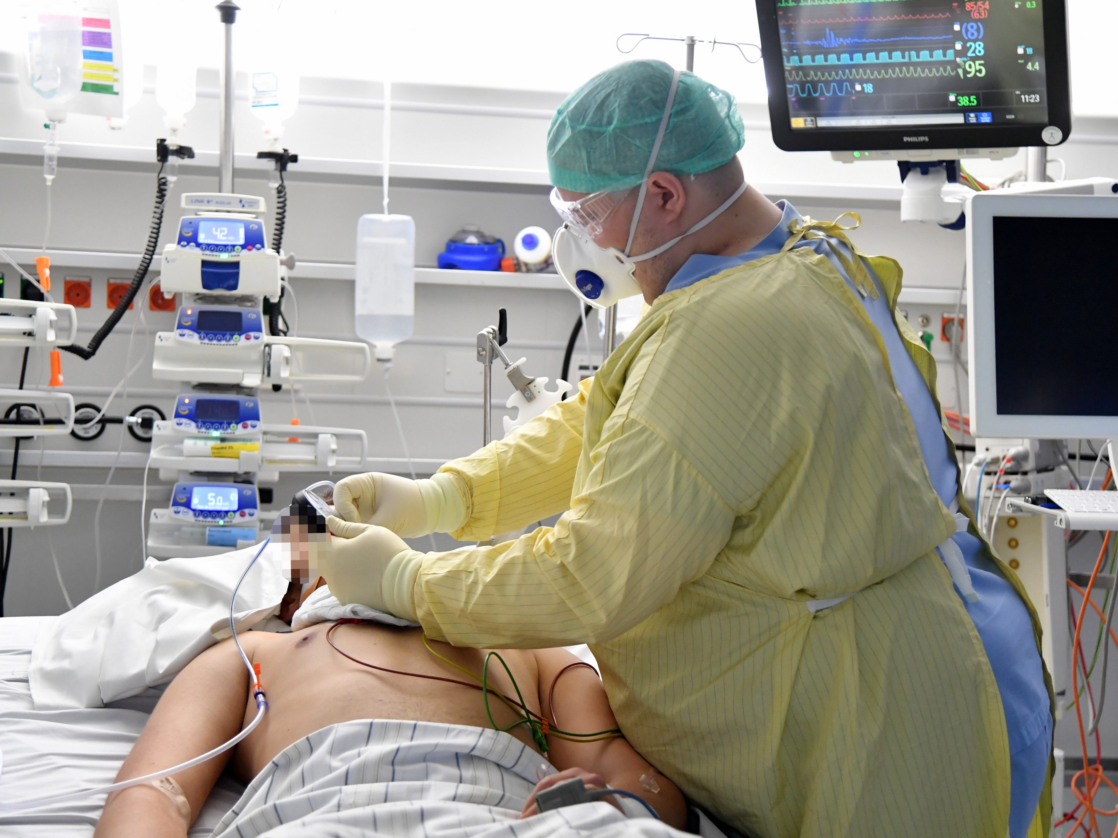 Ein Pfleger erzählt über seine Arbeit auf einer Covid-Intensivstation. Ein Pfleger erzählt über seine Arbeit auf einer Covid-Intensivstation.