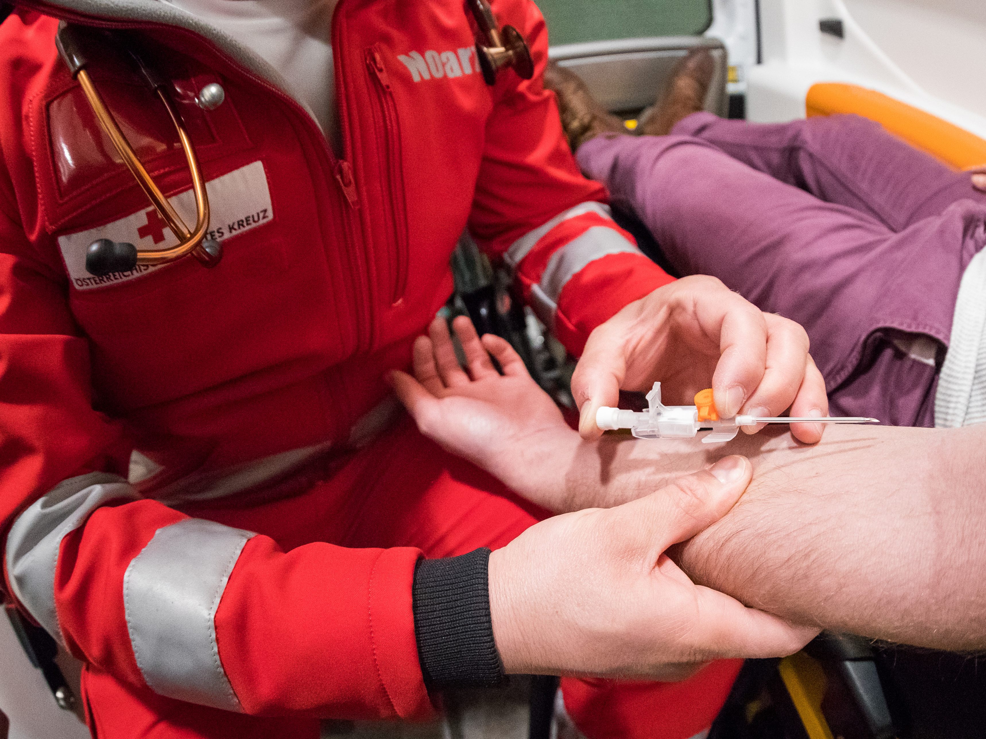 Laut einer Polizeisprecherin befindet sich der 42-Jährige nicht in Lebensgefahr.