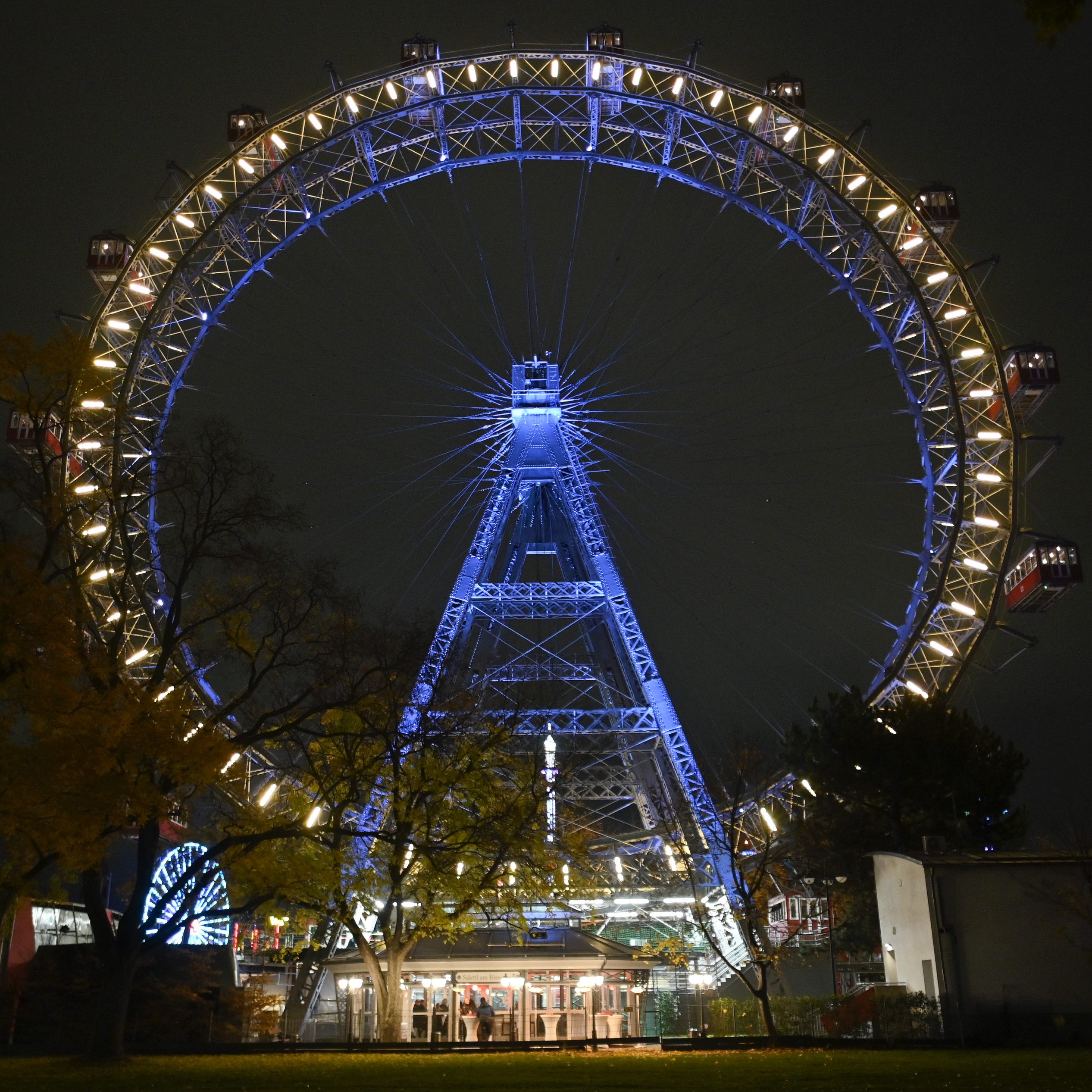 Das Wiener Riesenrad wurde farblich beleuchtet.