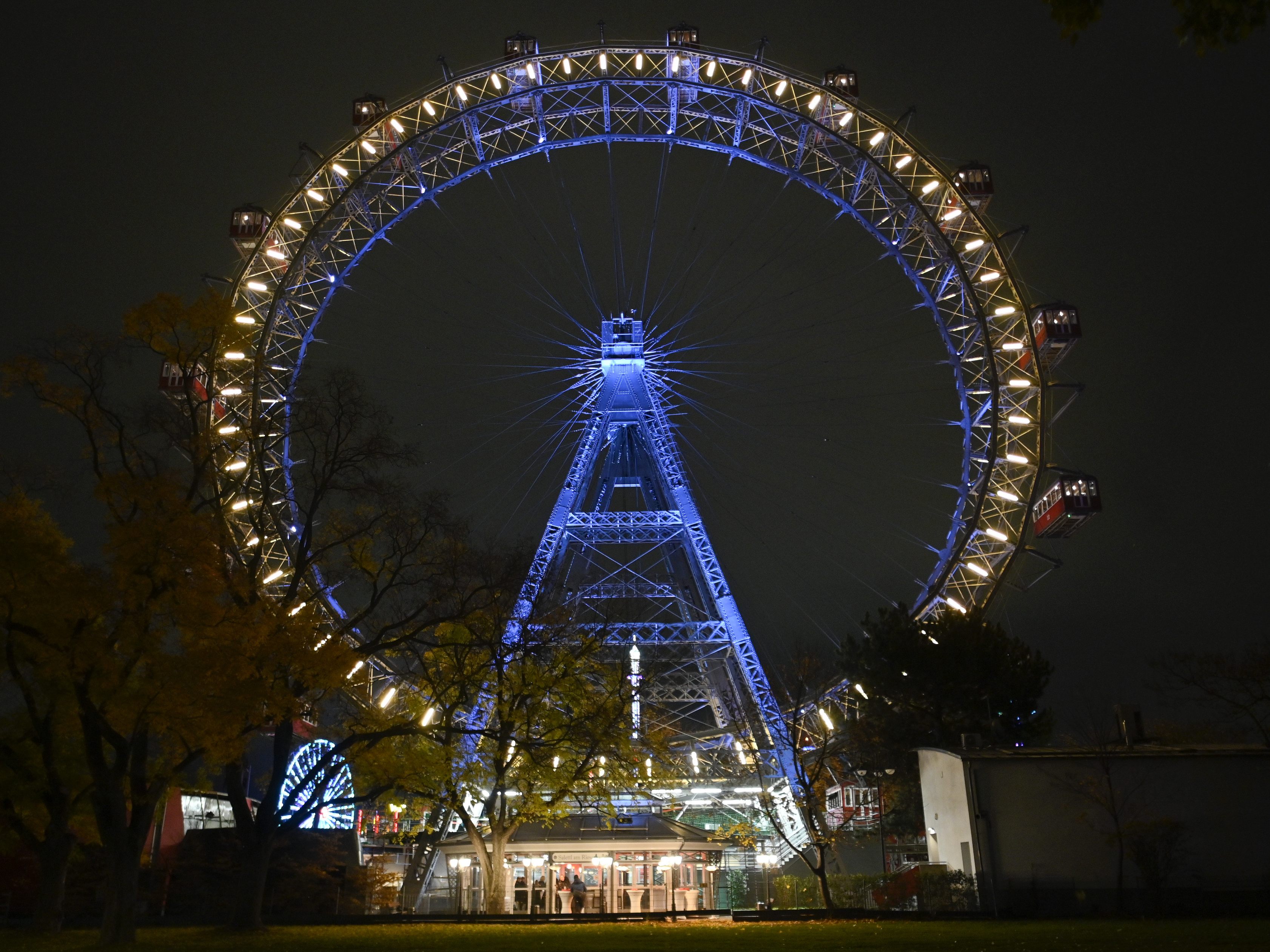 Das Wiener Riesenrad wurde farblich beleuchtet. Das Wiener Riesenrad wurde farblich beleuchtet.