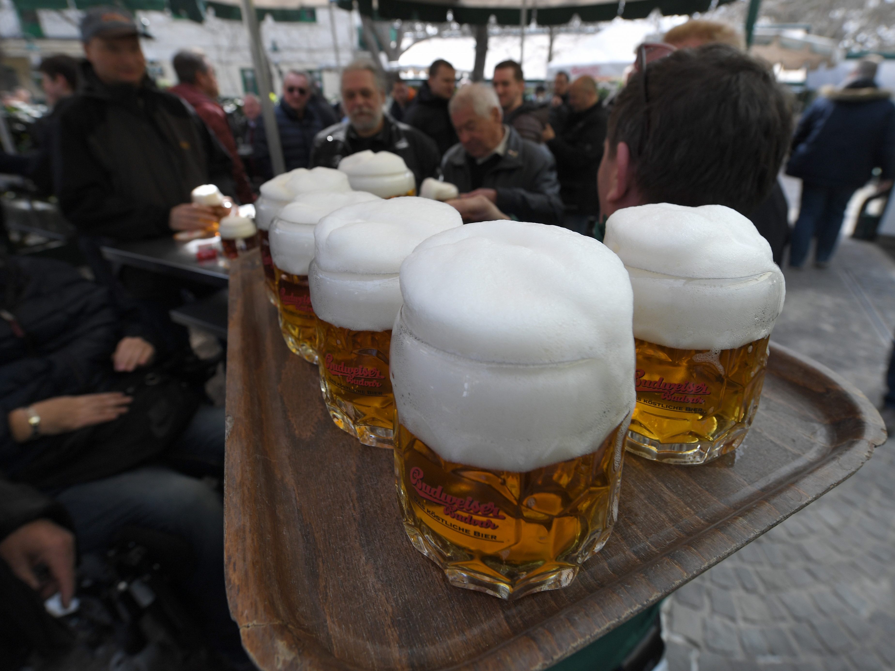 Mitarbeiter in der Nachtgastronomie die keinen 2G-Nachweis erbringen können, brauchen einen PCR-Test un müssen FFP2-Maske tragen.