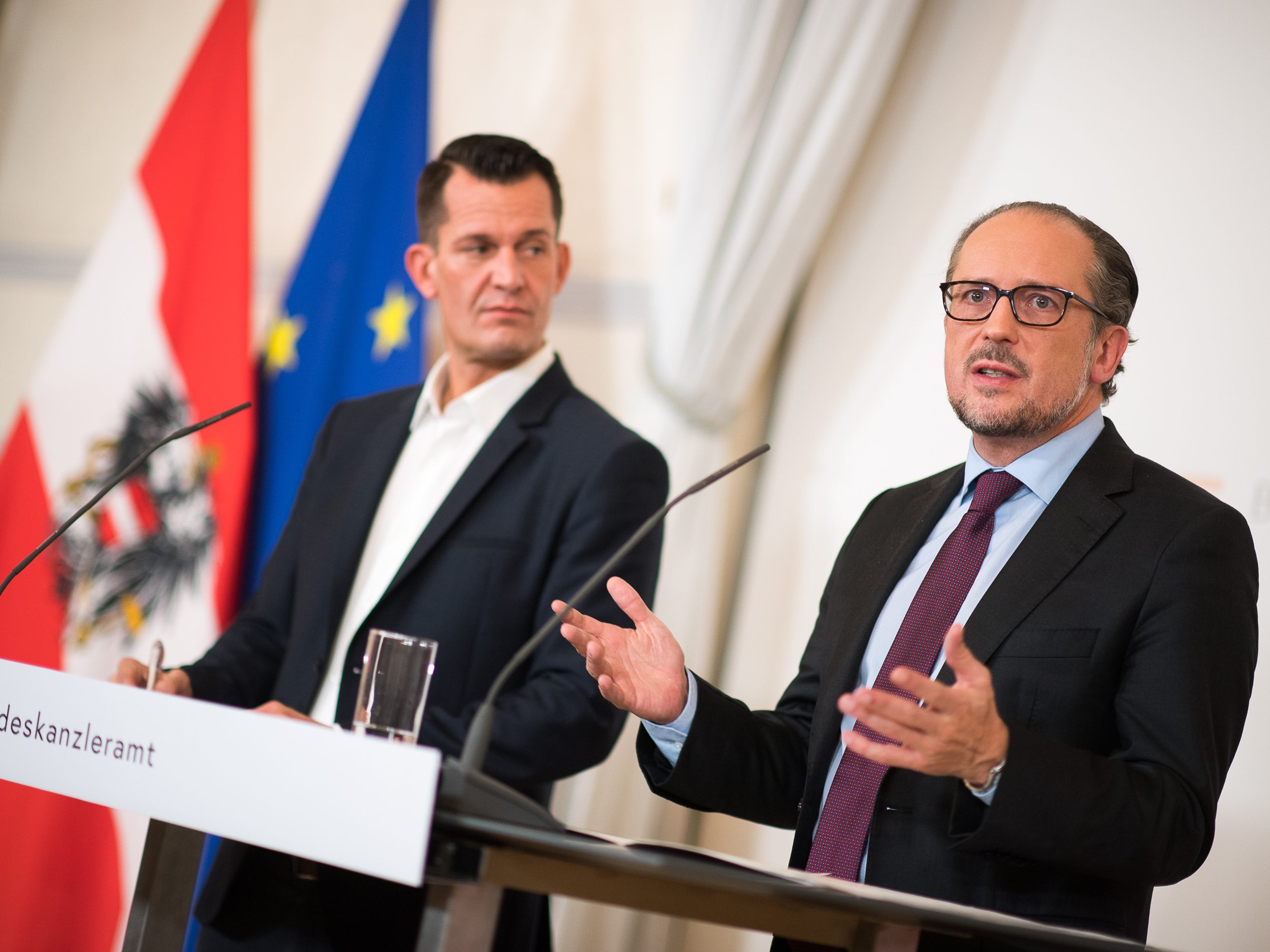 Die Regierung verkündet einen Lockdown für Ungeimpfte in Österreich. Die Regierung verkündet einen Lockdown für Ungeimpfte in Österreich.