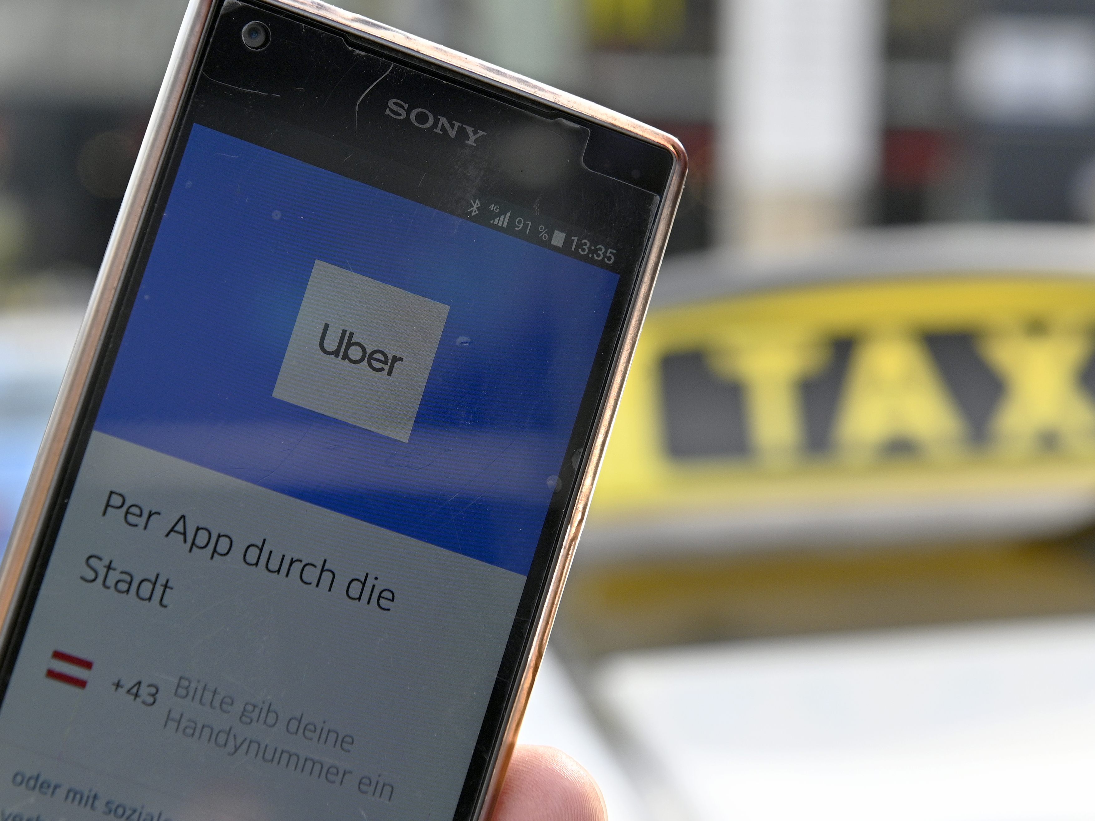 Uber bietet Wienerinnen und Wienern eine gratis Fahrt zum Corona-Impftermin und zurück. Uber bietet Wienerinnen und Wienern eine gratis Fahrt zum Corona-Impftermin und zurück.