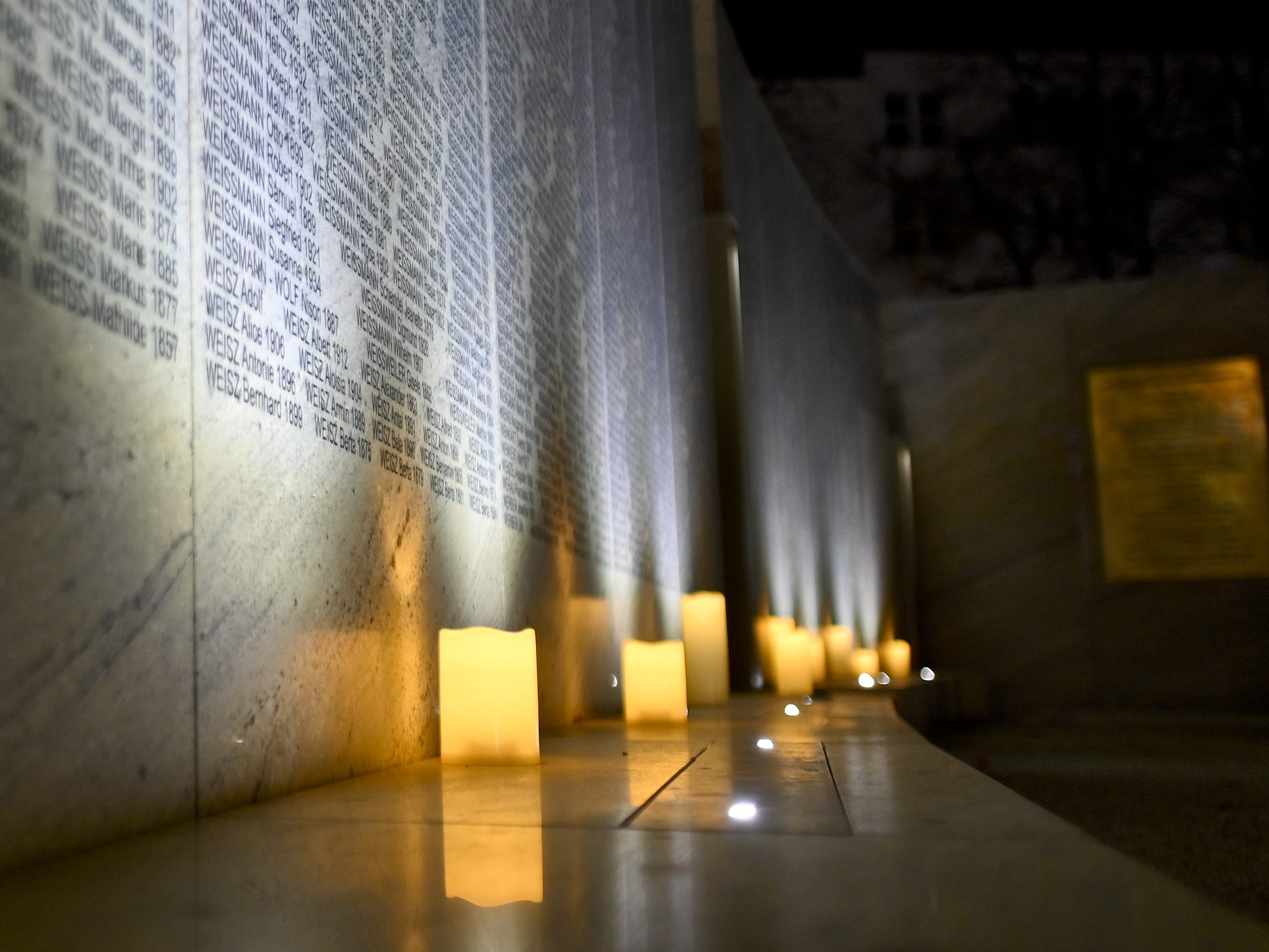 In Wien fand die Eröffnung der Shoah-Gedenkmauer statt. In Wien fand die Eröffnung der Shoah-Gedenkmauer statt.