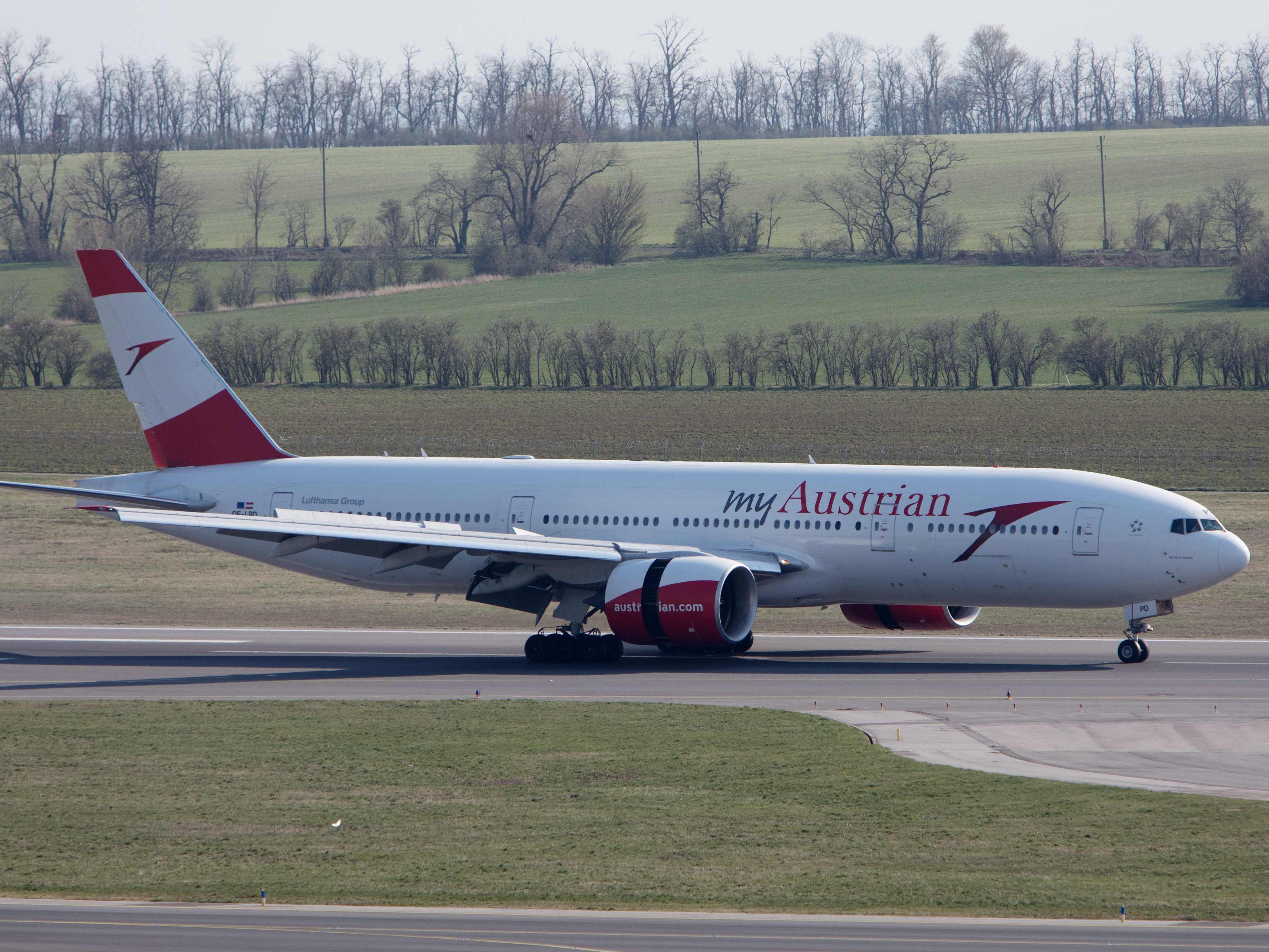 Die Boeing 777 ist das größte zweistrahlige Verkehrsflugzeug der Welt. Die Boeing 777 ist das größte zweistrahlige Verkehrsflugzeug der Welt.