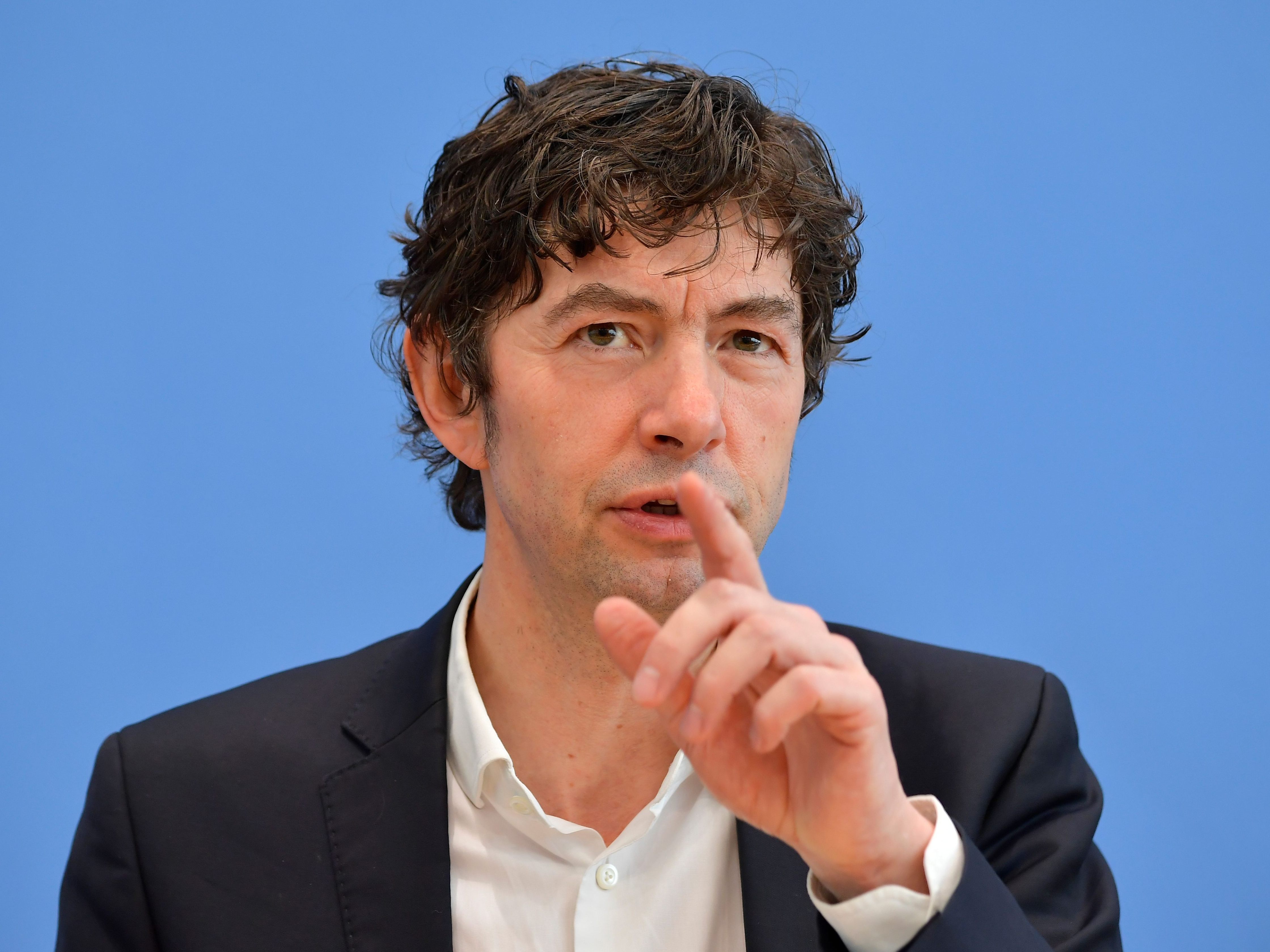 Christian drosten geht von einem "sehr anstrengenden Winter" aus. Christian drosten geht von einem "sehr anstrengenden Winter" aus.
