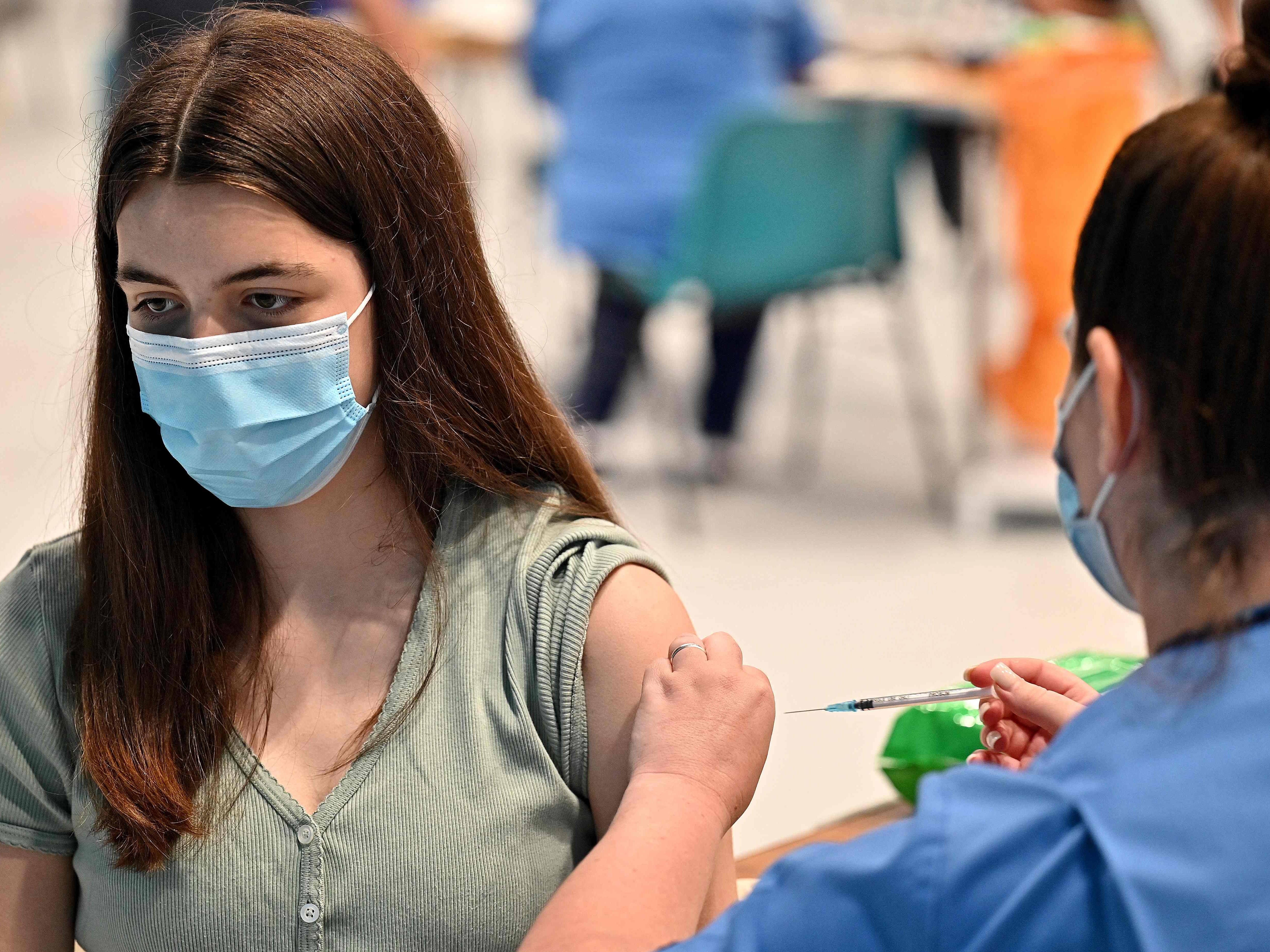 Die vollständig Immunisierten Zwölf- bis 17-Jährigen halten aktuell bei einer Inzidenz von knapp103. Die vollständig Immunisierten Zwölf- bis 17-Jährigen halten aktuell bei einer Inzidenz von knapp103.