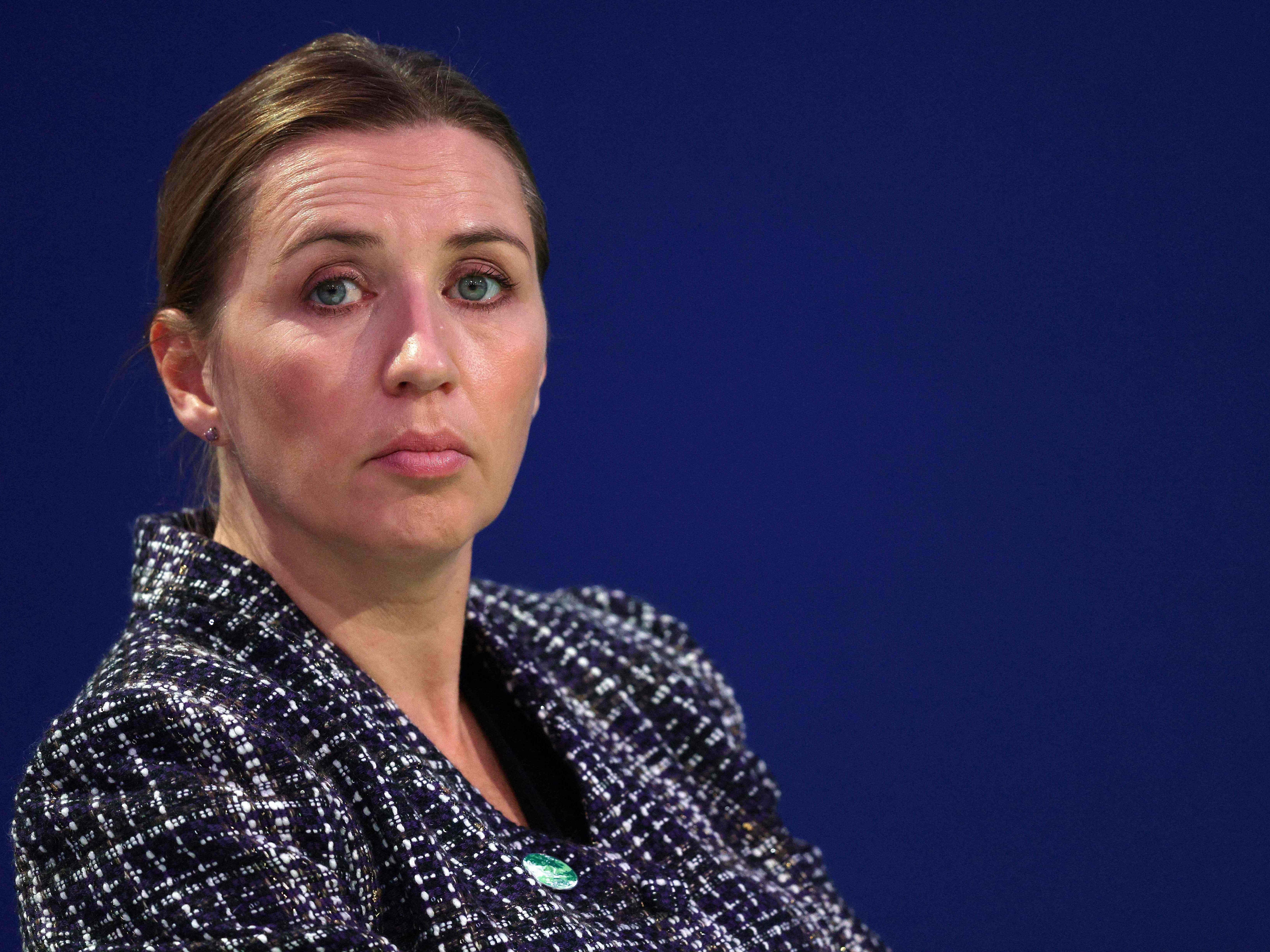 Prämieministerin Mette Frederiksen befolgt den Rat der Experten und führt in Dänemark wieder die 3G-Regel ein.