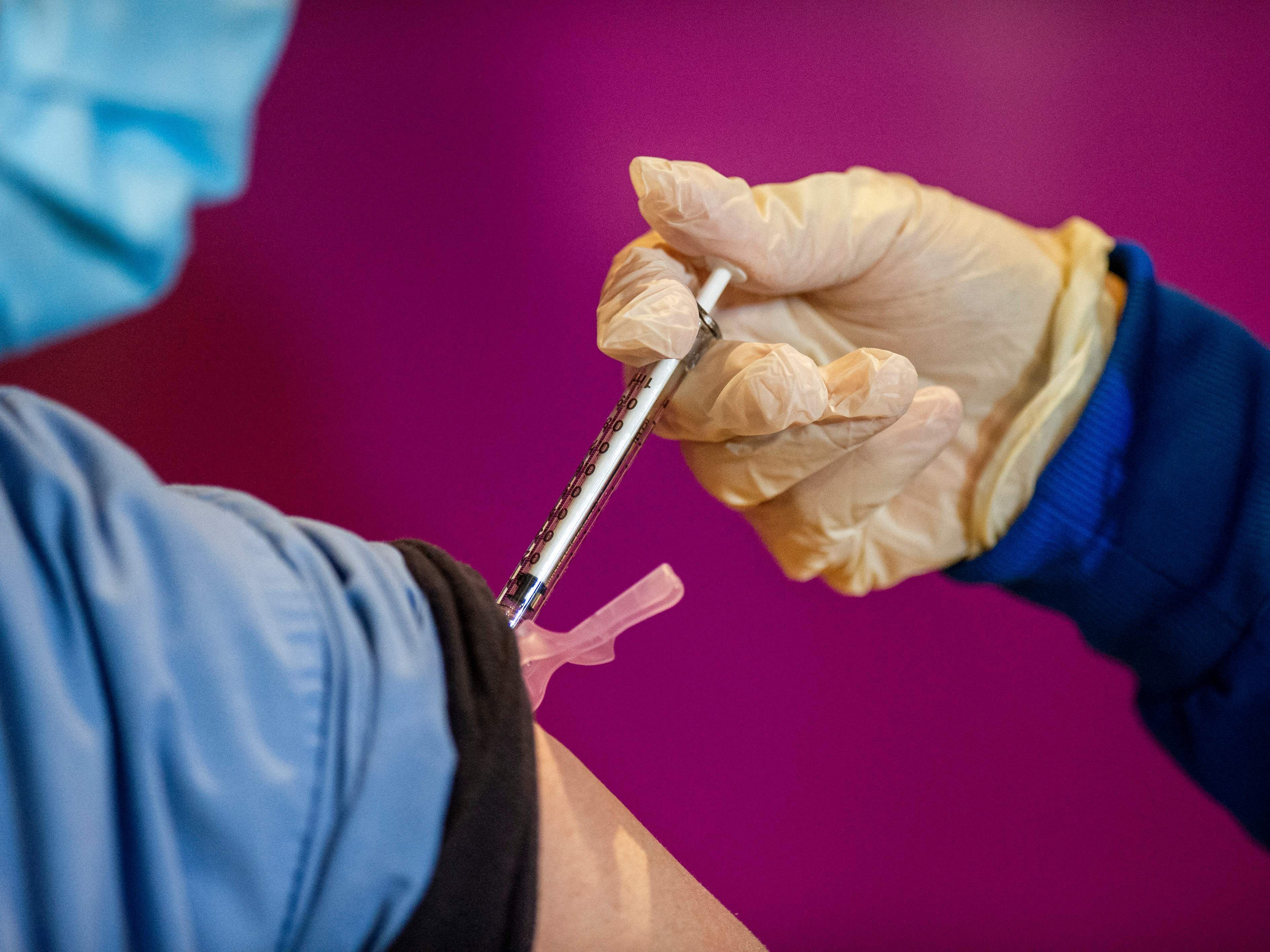 Empfohlen wird der dritte Stich sechs Monate nach der zweiten Impfung. Empfohlen wird der dritte Stich sechs Monate nach der zweiten Impfung.