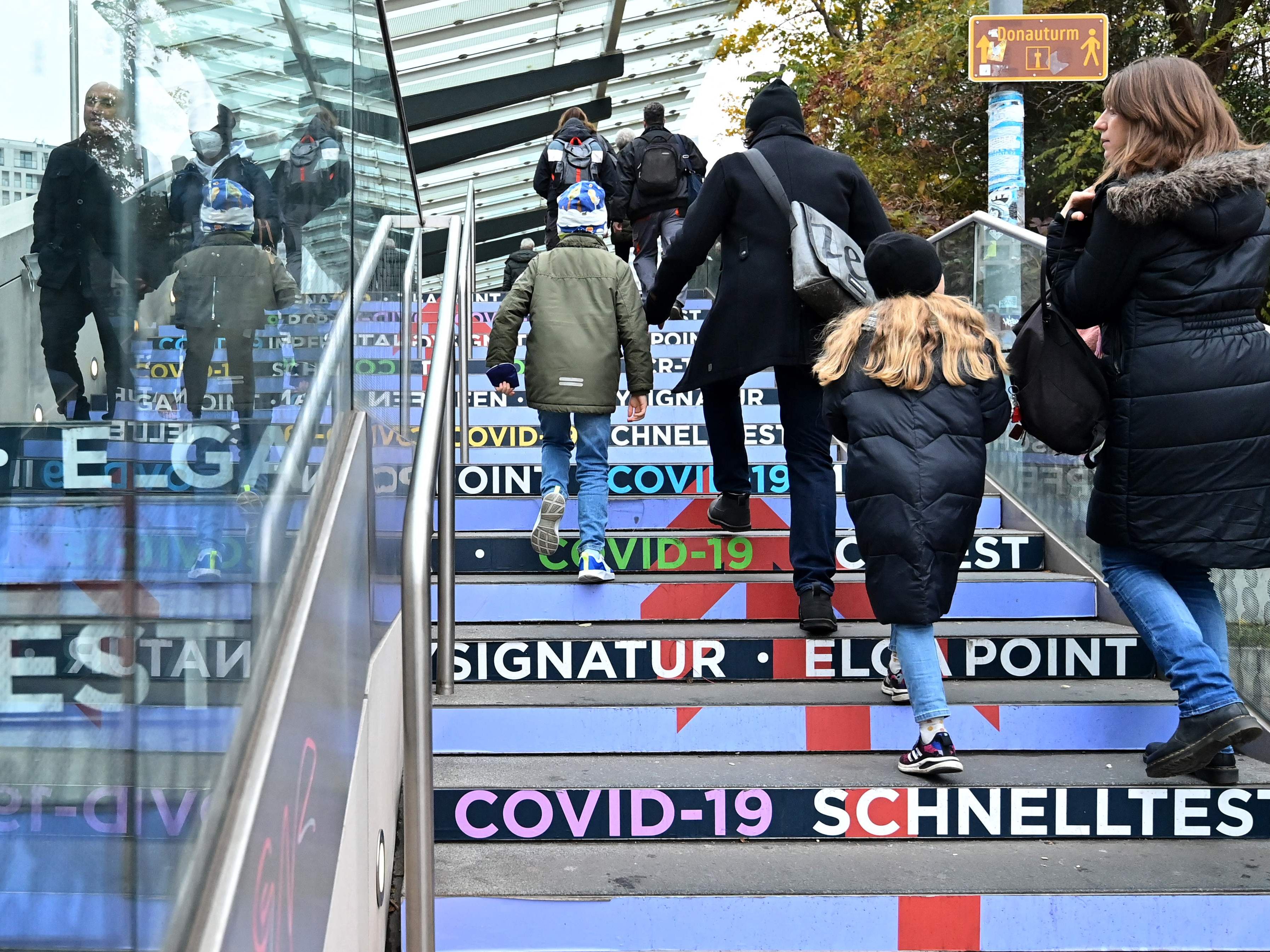 In Wien gab es am Montag vor der Corona-Impfung lange Wartezeiten. In Wien gab es am Montag vor der Corona-Impfung lange Wartezeiten.