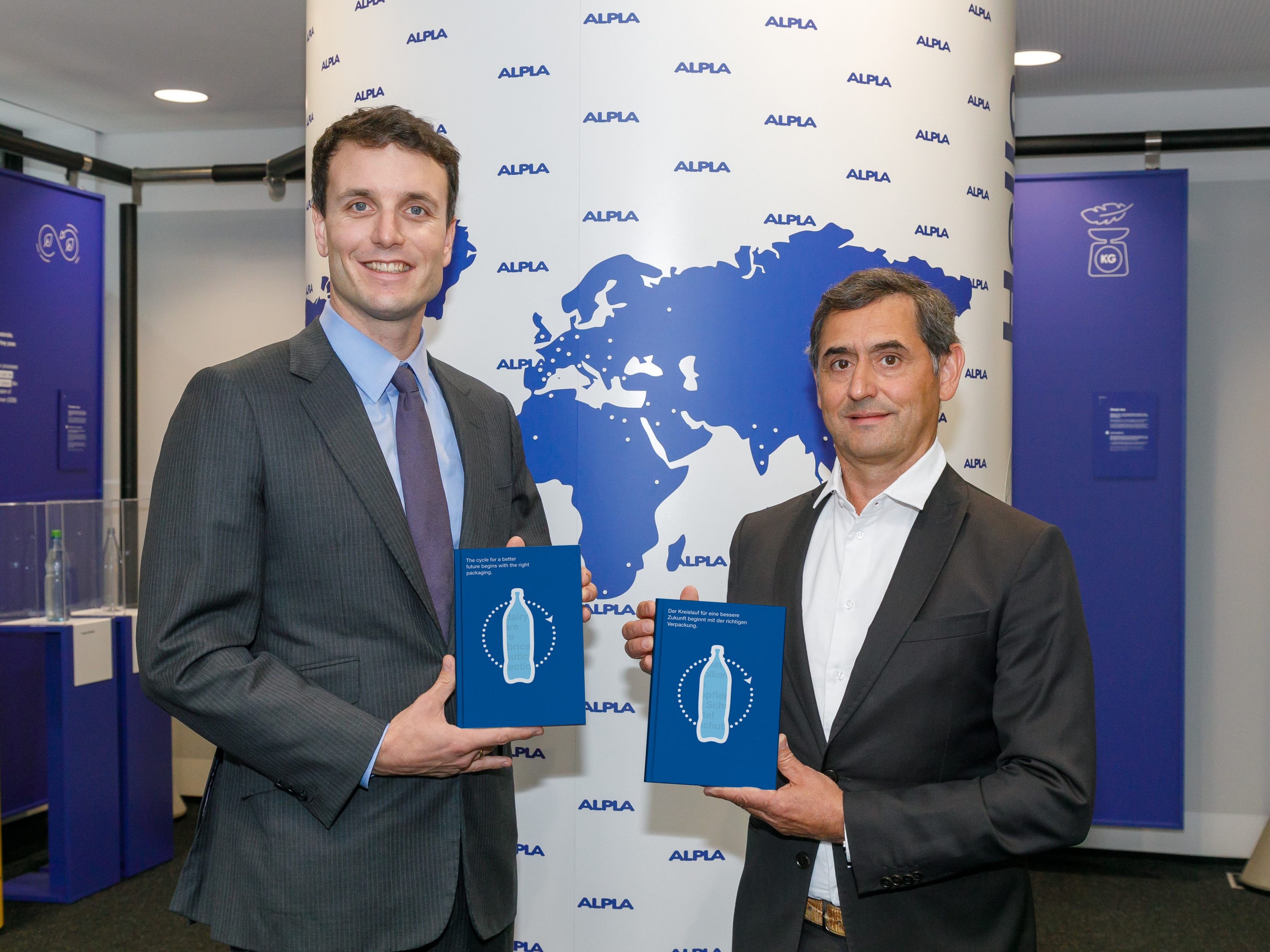 ALPLA CEO Philipp Lehner und Christoph Hoffmann, Director Corporate Strategy, Sustainability & Circular Economy, mit dem Nachhaltigkeitsbericht 2020. ALPLA CEO Philipp Lehner und Christoph Hoffmann, Director Corporate Strategy, Sustainability & Circular Economy, mit dem Nachhaltigkeitsbericht 2020.
