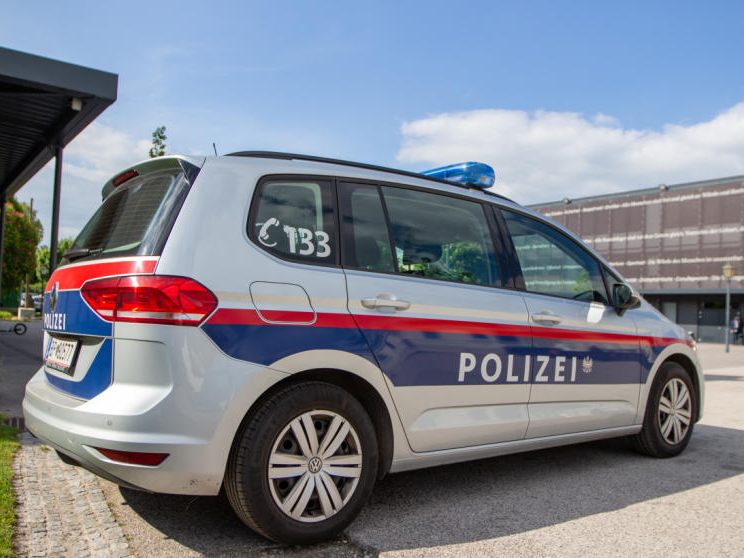 Jenem 15-Jährigen, der zwei Polizisten verletzt hat, konnten weitere Verbrechen nachgewiesen werden. Jenem 15-Jährigen, der zwei Polizisten verletzt hat, konnten weitere Verbrechen nachgewiesen werden.