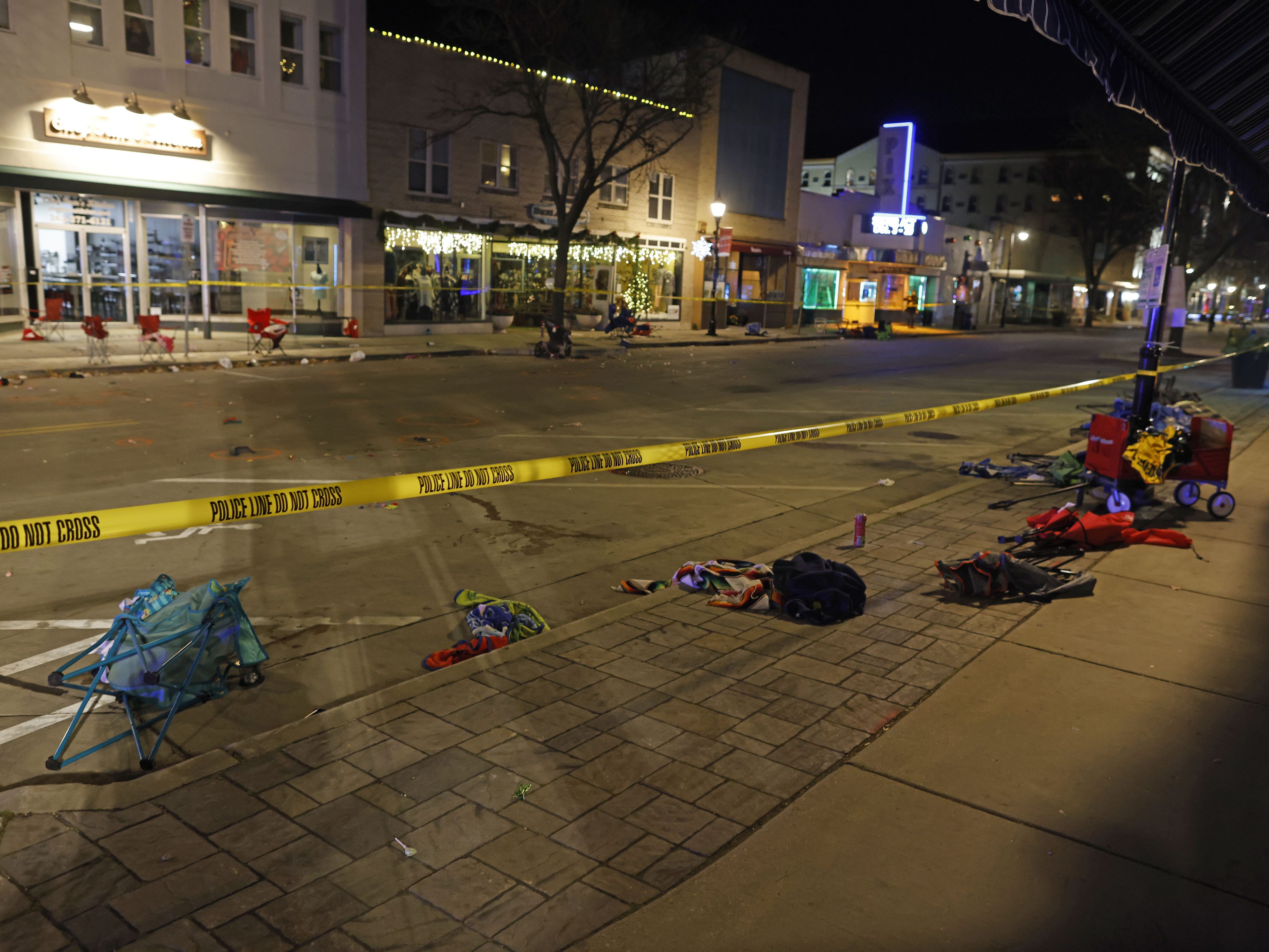 Schreckliche Szenen bei der Waukesha Weihnachts-Parade. Schreckliche Szenen bei der Waukesha Weihnachts-Parade.