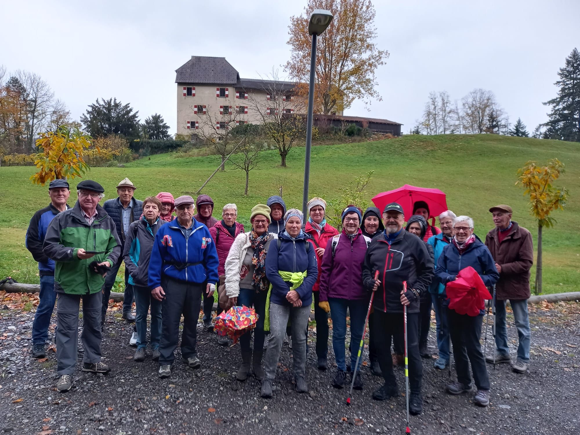 Foto: Seniorenbund Rankweil-Wandergruppe vor Amberg-Schlössle