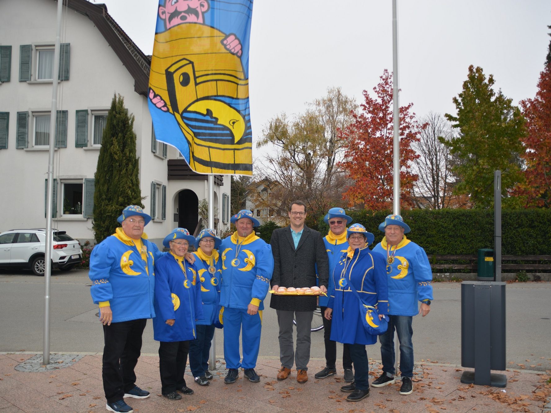 Der Amtsleiter der Marktgemeinde Hard, MMag. Dr. Florian Müller mit Mitgliedern des Elferrates samt Obmann Armin Kleiner (r.i.B.) im Rahmen des Fahnenhissens um 11.11 Uhr vor dem Rathaus. Der Amtsleiter der Marktgemeinde Hard, MMag. Dr. Florian Müller mit Mitgliedern des Elferrates samt Obmann Armin Kleiner (r.i.B.) im Rahmen des Fahnenhissens um 11.11 Uhr vor dem Rathaus.