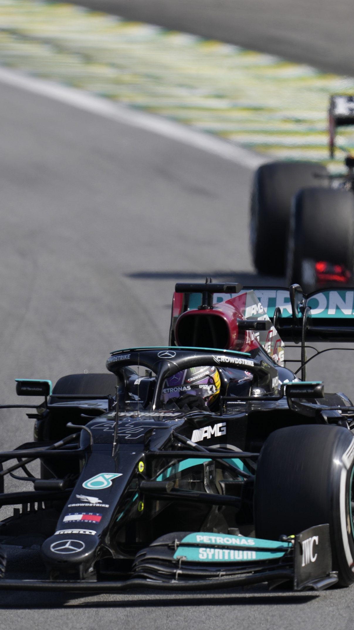 Lewis Hamilton verkürzte mit dem Sieg in Brasilien den Rückstand auf Verstappen auf 14 Punkte.