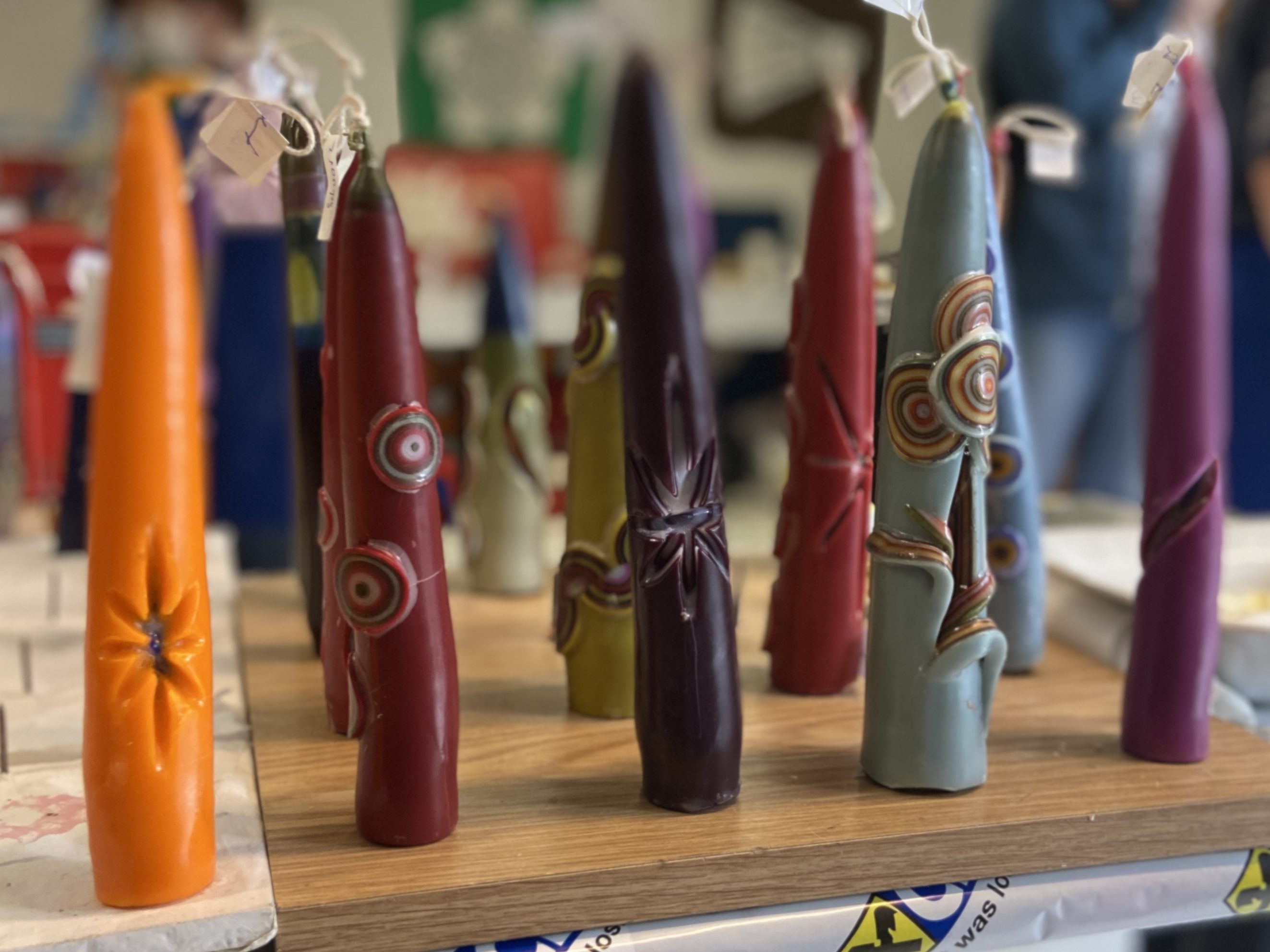 Selbst gezogene Kerzen aus buntem Wachs Selbst gezogene Kerzen aus buntem Wachs