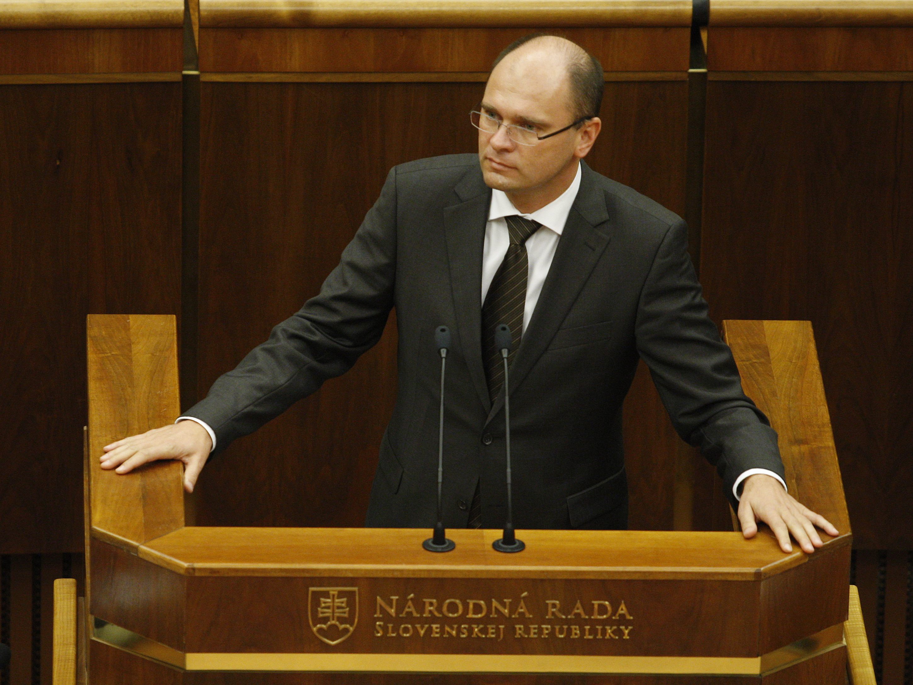Der Vize-Regierungschef der Slowakei Richard Sulik gab am Mittwoch bekannt, dass das Land in einen zweiwöchigen Lockdown ab Donnerstag gehen werde. Der Vize-Regierungschef der Slowakei Richard Sulik gab am Mittwoch bekannt, dass das Land in einen zweiwöchigen Lockdown ab Donnerstag gehen werde.