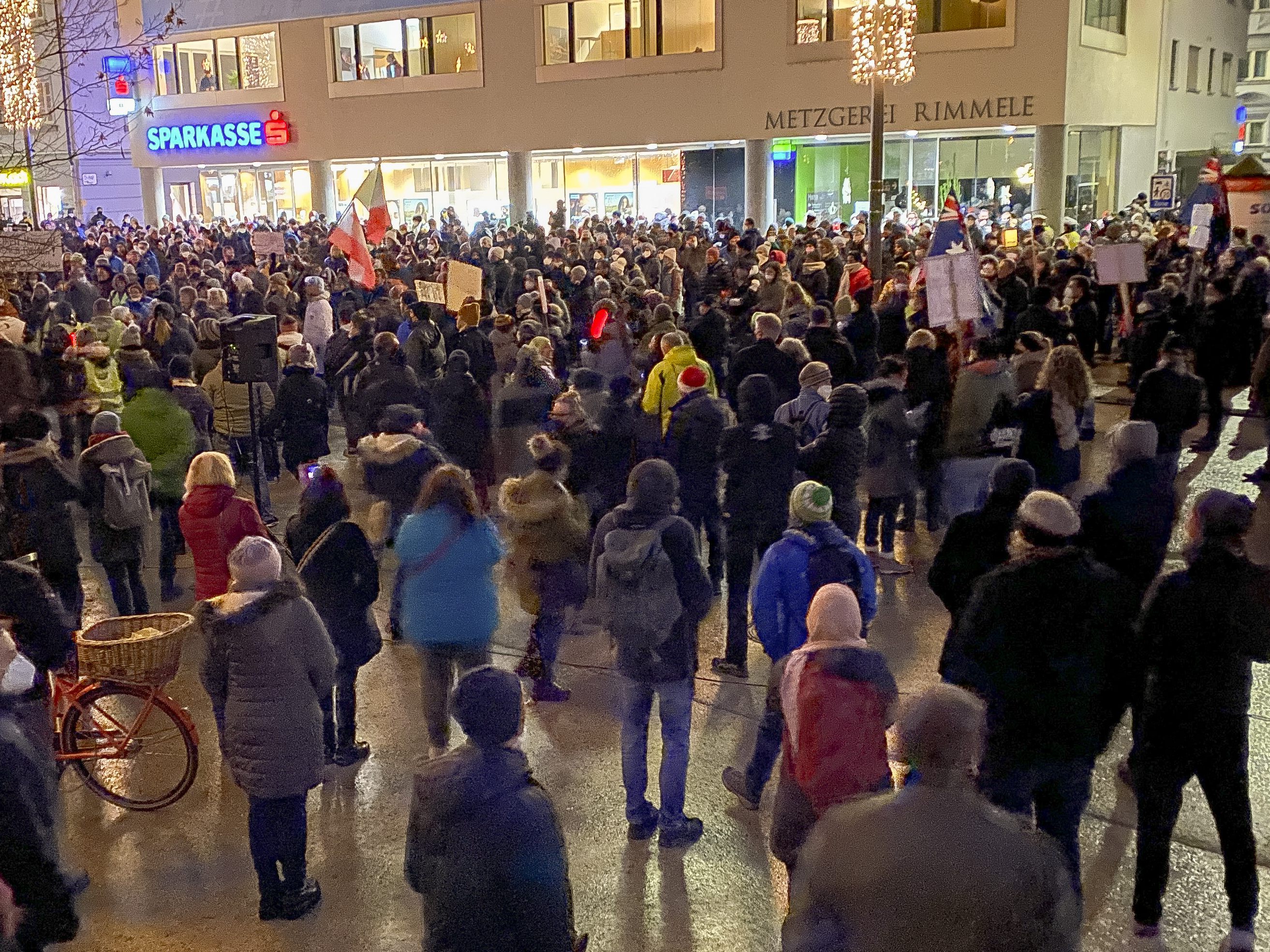 Mehrere hundert Teilnehmer bei der Corona-Demo am Kornmarktplatz in Bregenz.