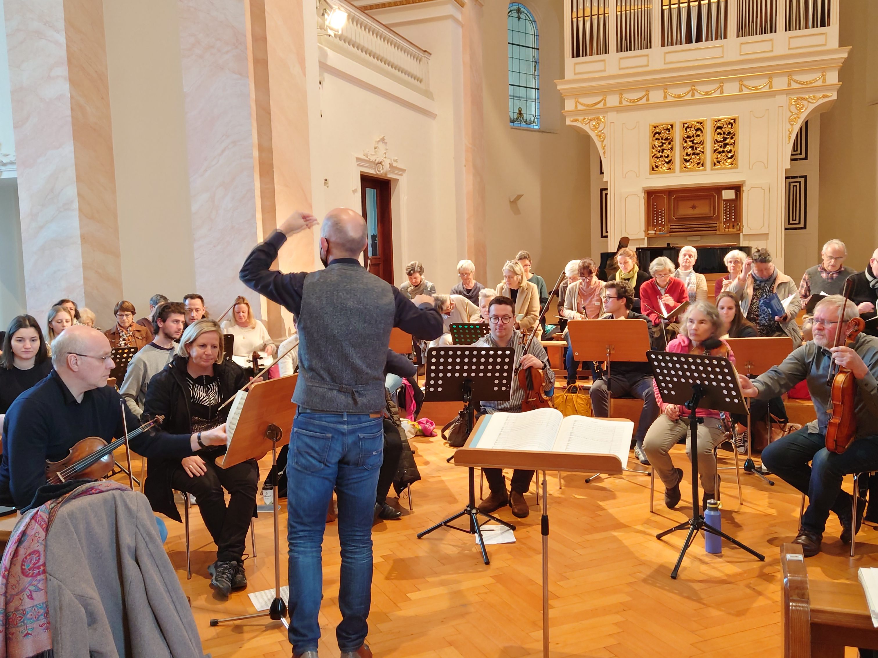 Konzentriert lauschen die Mitwirkenden auf die letzten Anweisungen von Domkapellmeister Benjamin Lack. Konzentriert lauschen die Mitwirkenden auf die letzten Anweisungen von Domkapellmeister Benjamin Lack.