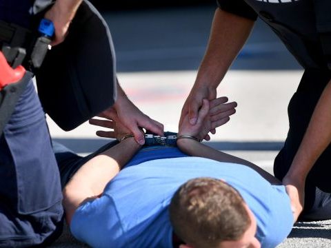 Ein 18-Jähriger wurde von der Polizei festgenommen, weil er im Verdacht steht, einen 32-Jährigen in Wien-Landstraße aus dem Fenster gestoßen zu haben. Ein 18-Jähriger wurde von der Polizei festgenommen, weil er im Verdacht steht, einen 32-Jährigen in Wien-Landstraße aus dem Fenster gestoßen zu haben.