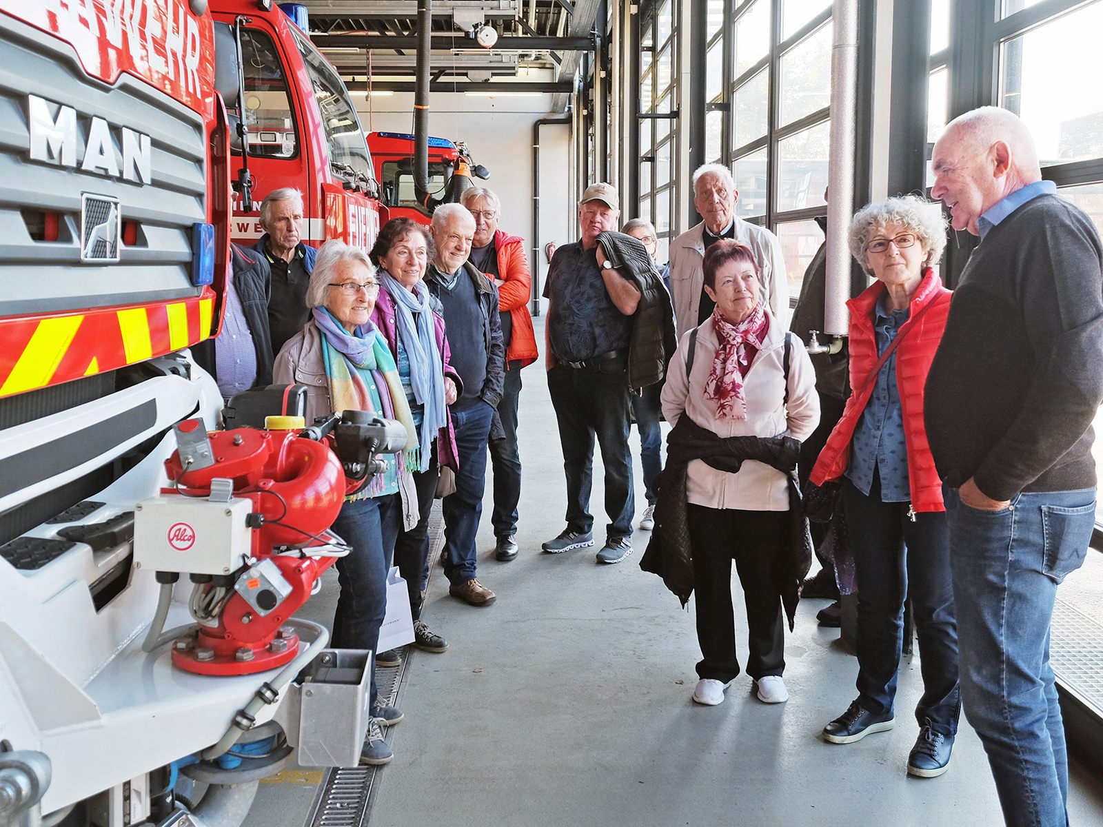 Dornbirner Senioren waren beeindruckt über die Ausstattung der Feuerwehr-Fahrzeuge