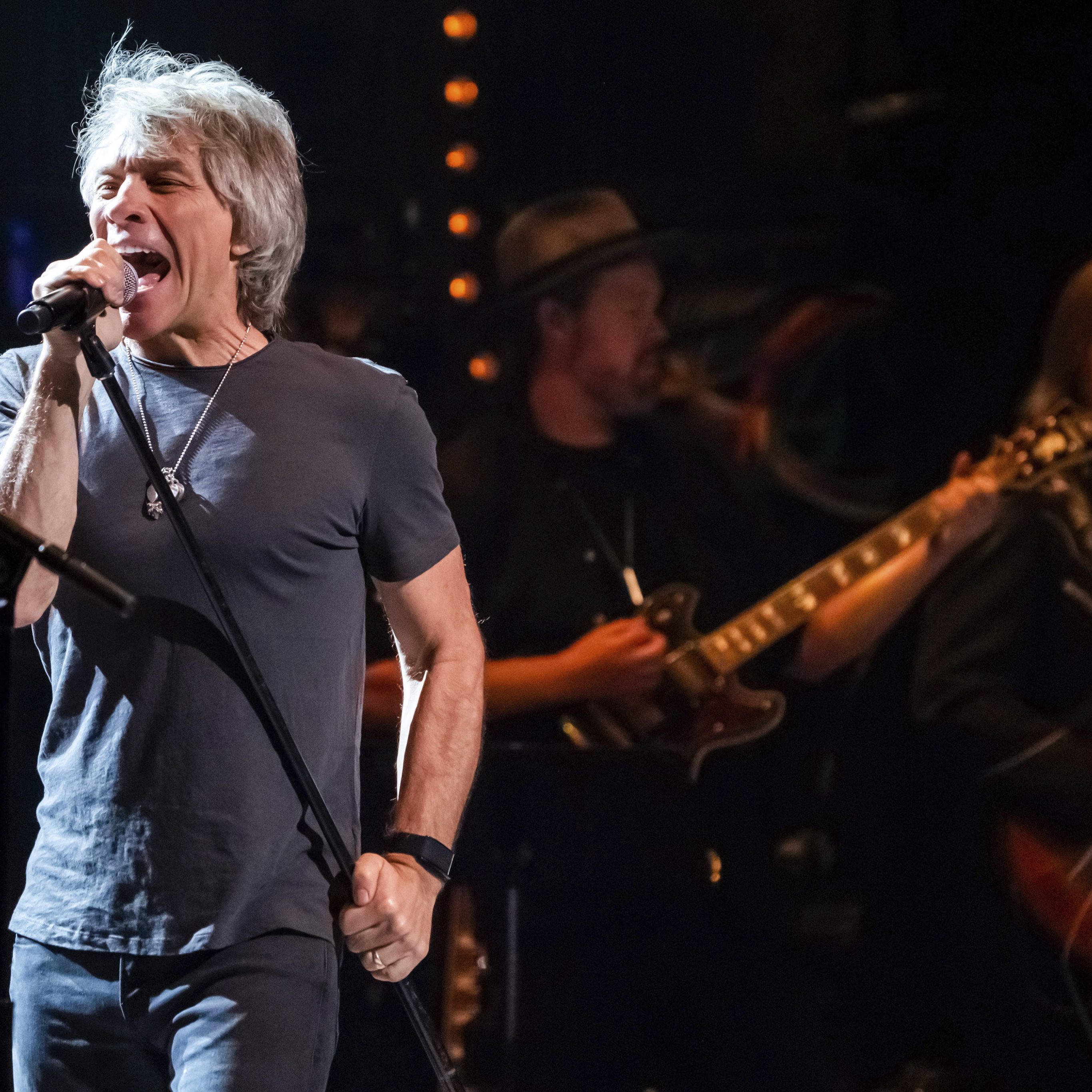 Jon Bon Jovi mit Corona infiziert: Konzert abgesagt.