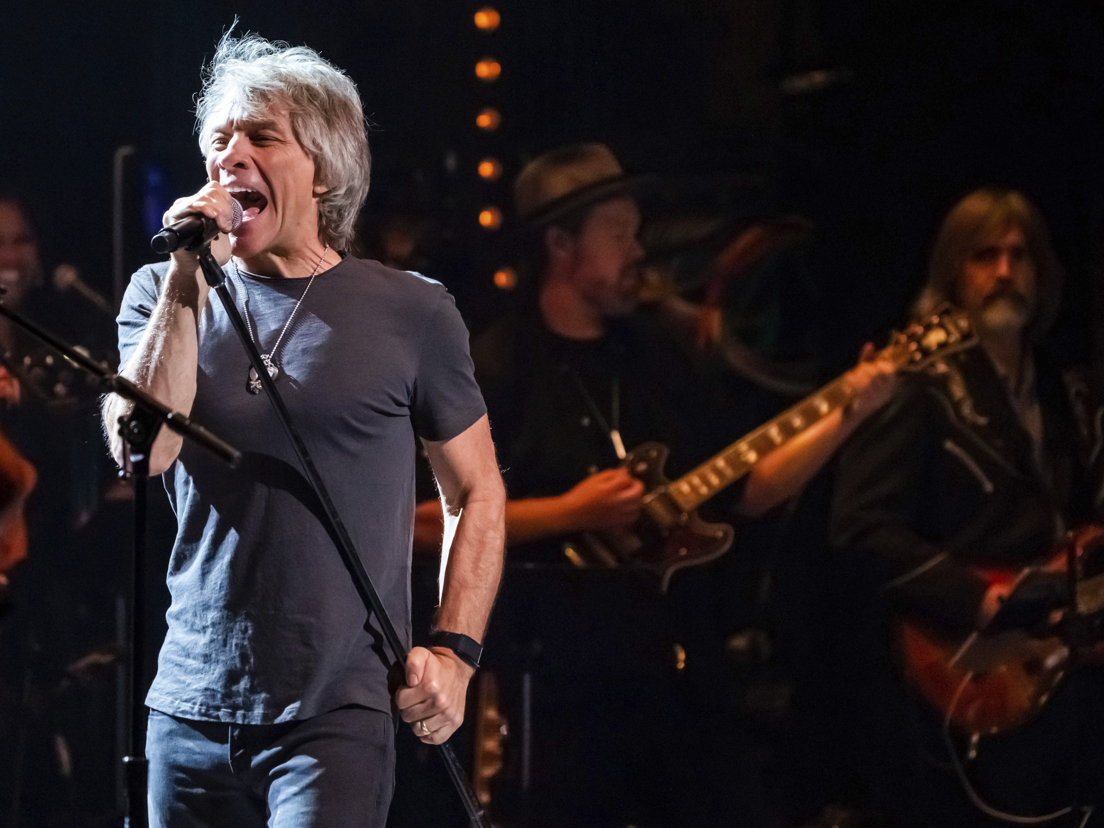 Jon Bon Jovi mit Corona infiziert: Konzert abgesagt. Jon Bon Jovi mit Corona infiziert: Konzert abgesagt.