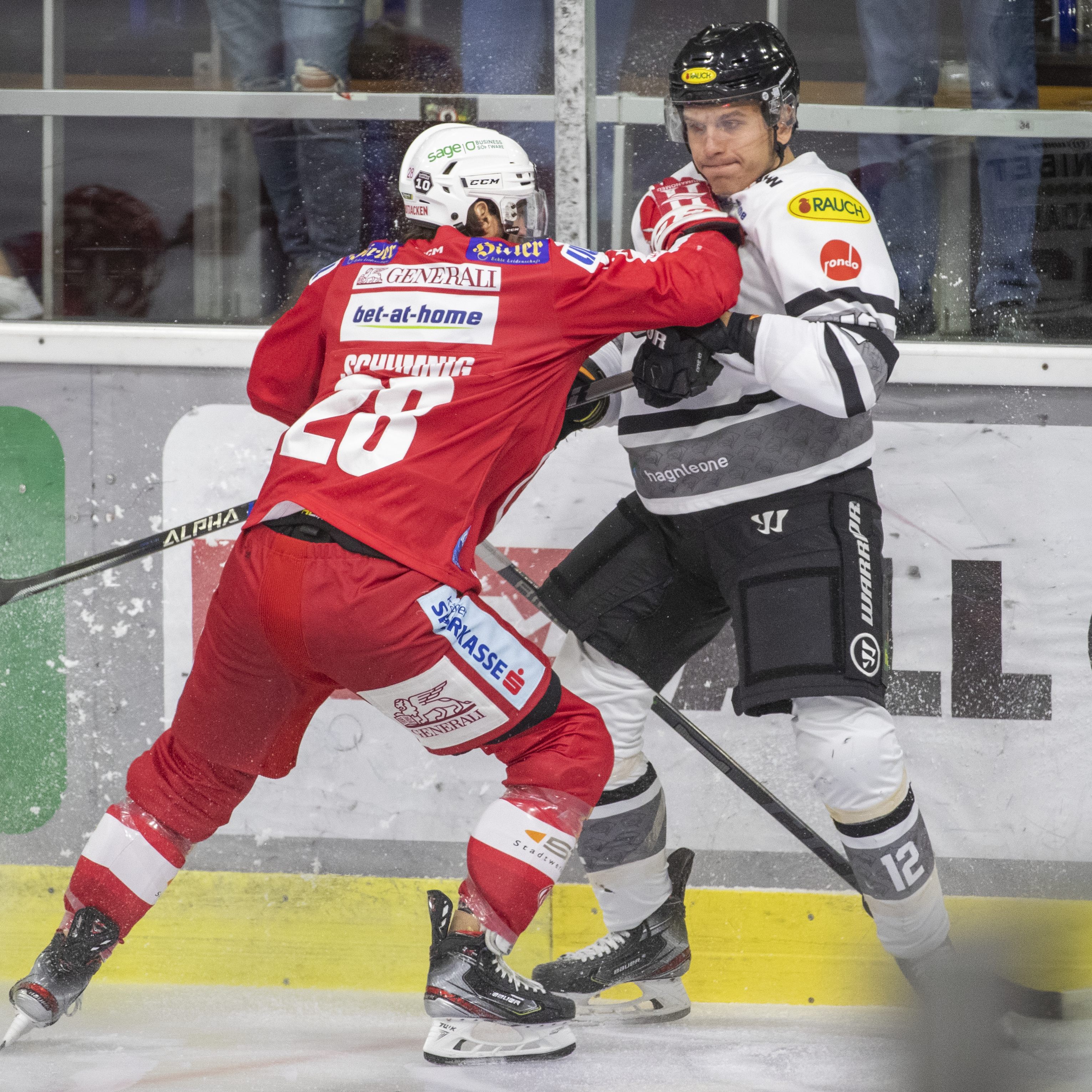 Der KAC und die Bulldogs lieferten sich einen harten Kampf bis zum Schluss.