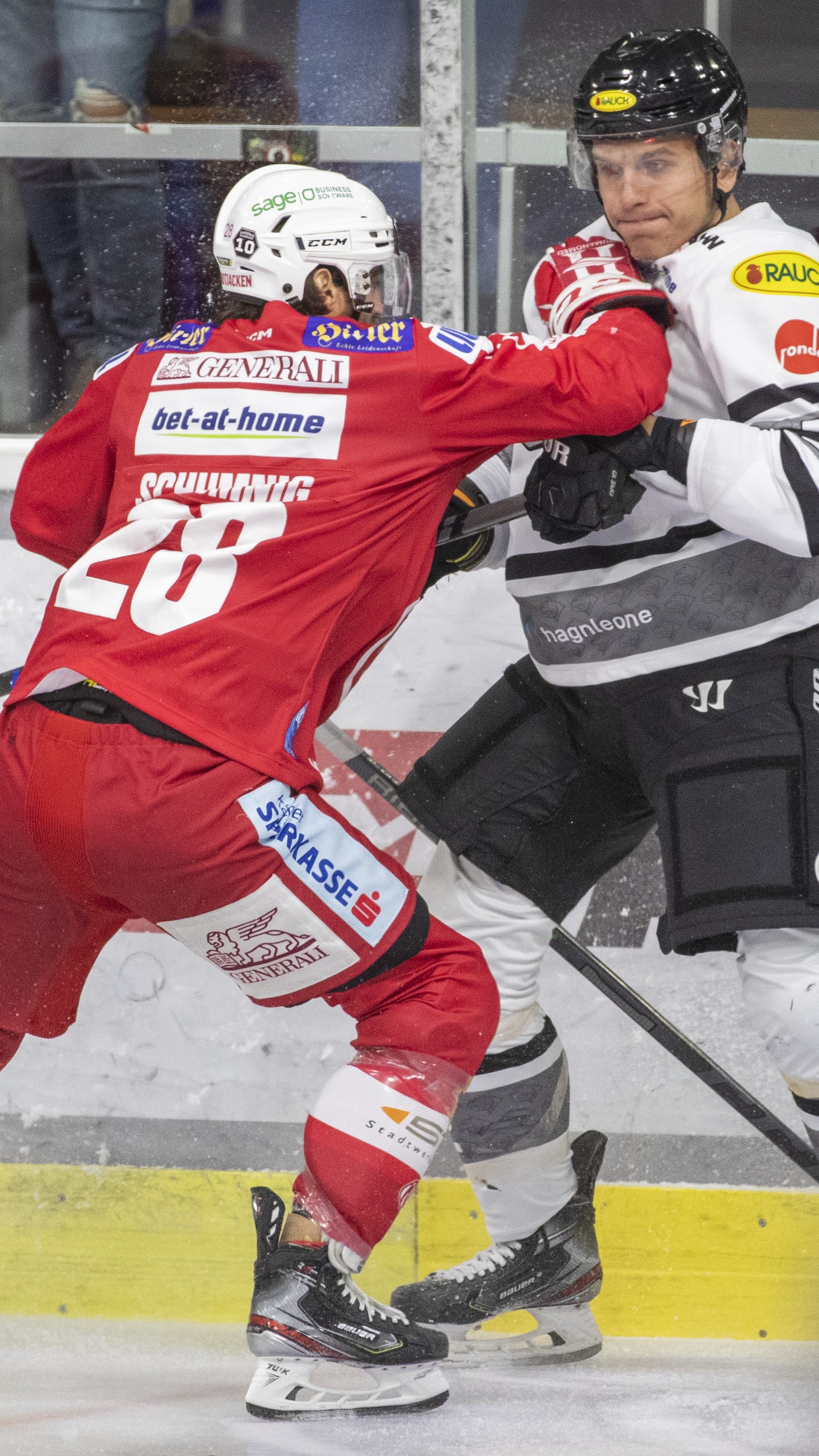 Der KAC und die Bulldogs lieferten sich einen harten Kampf bis zum Schluss.