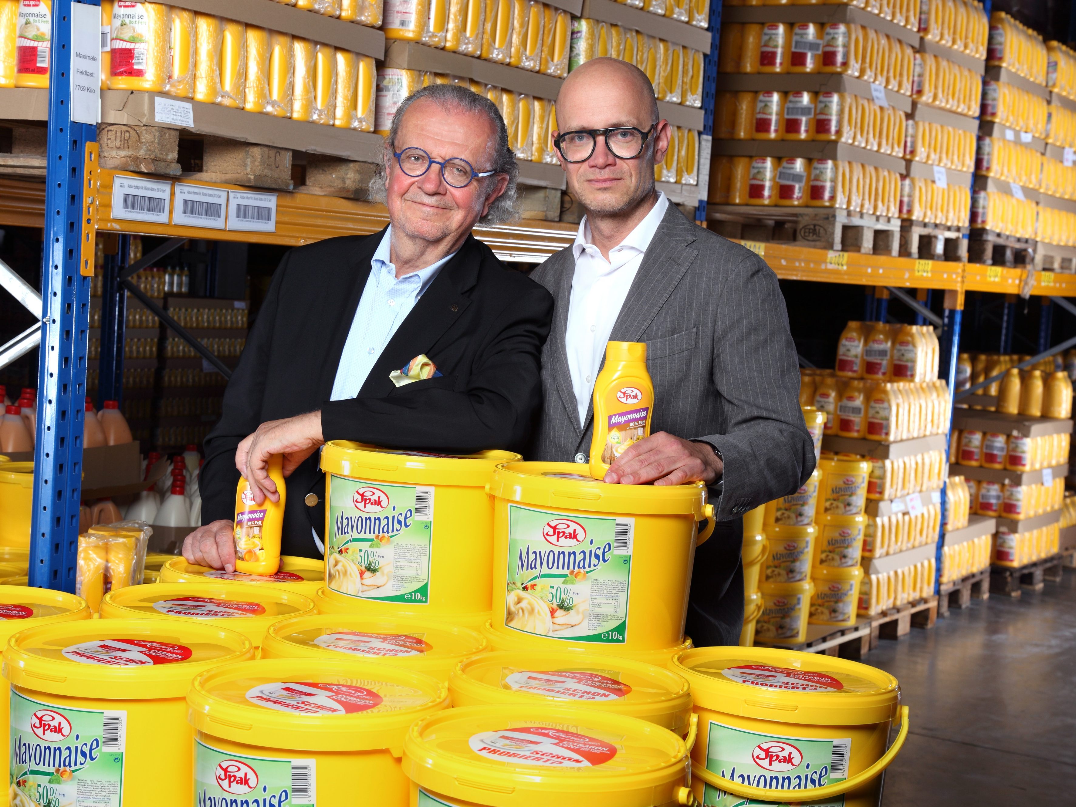 Vater und Sohn nebeneinander: Hans Peter Spak steht neben Peter Spak.