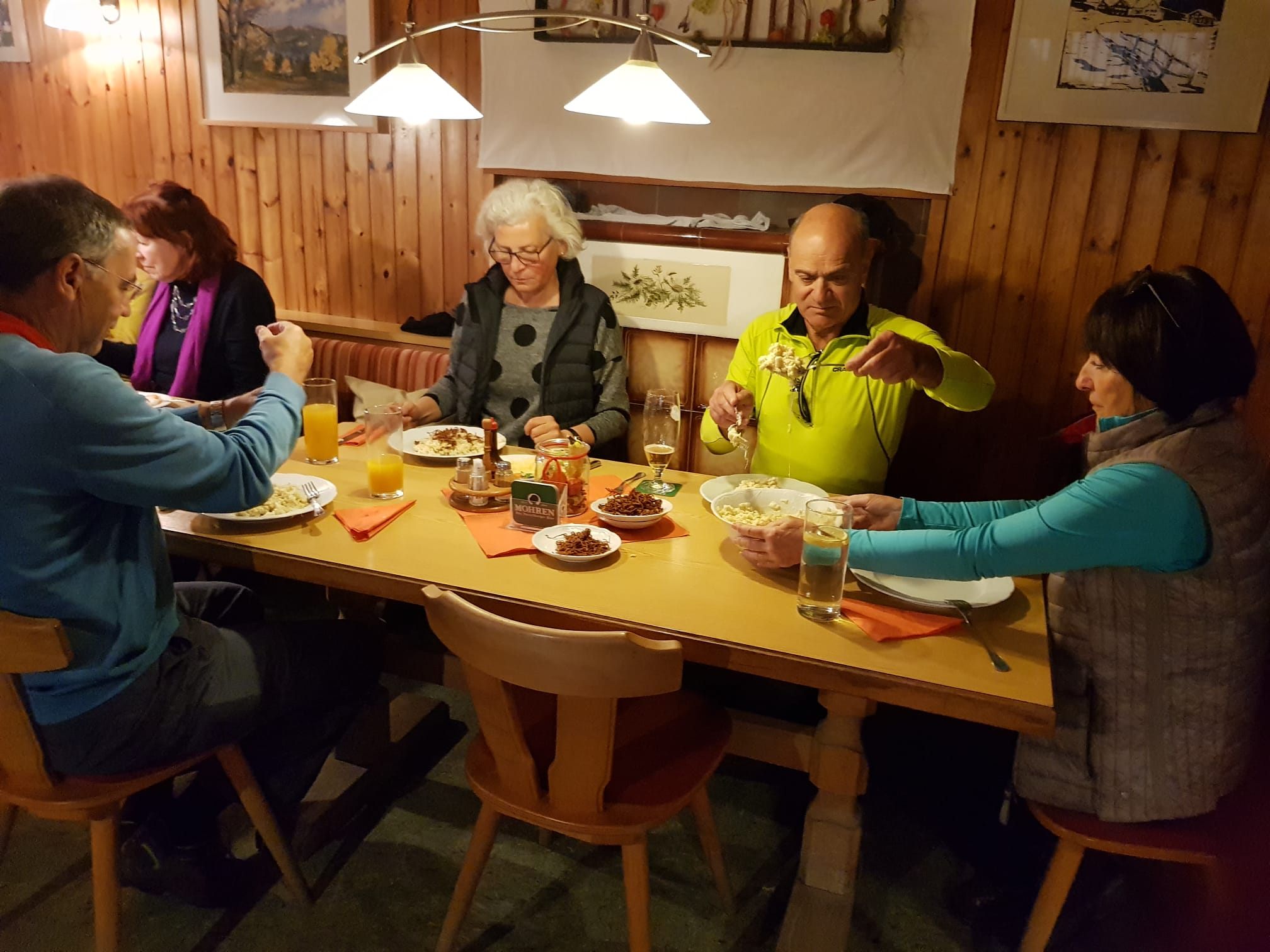 Man ließ es sich schmecken, bei Anneliese im Berghof Man ließ es sich schmecken, bei Anneliese im Berghof