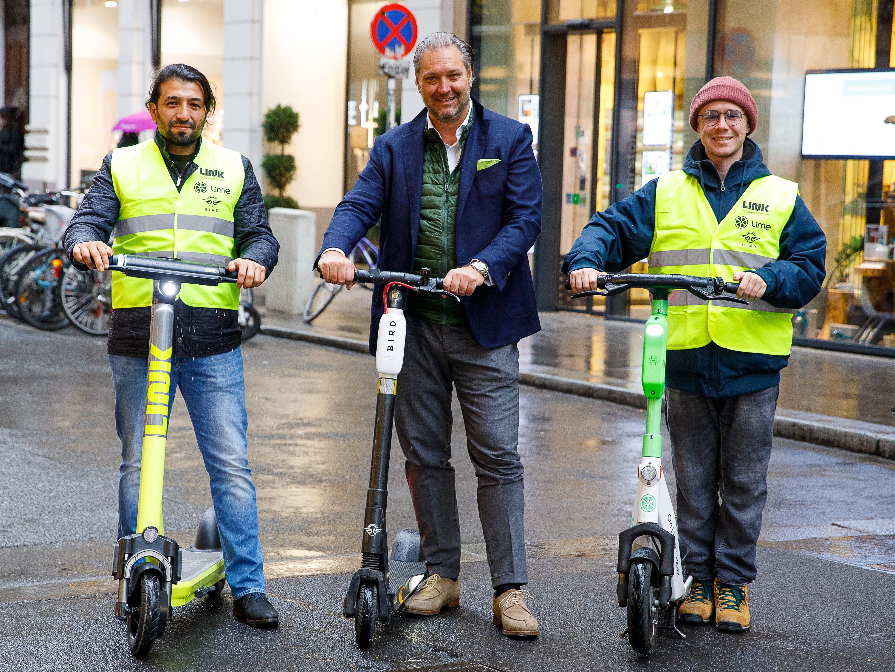 Bezirksobmann der Wirtschaftskammer Wien Dieter Steup mit zwei E-Scooter-Ordnern der Unternehmen Bird und Link.